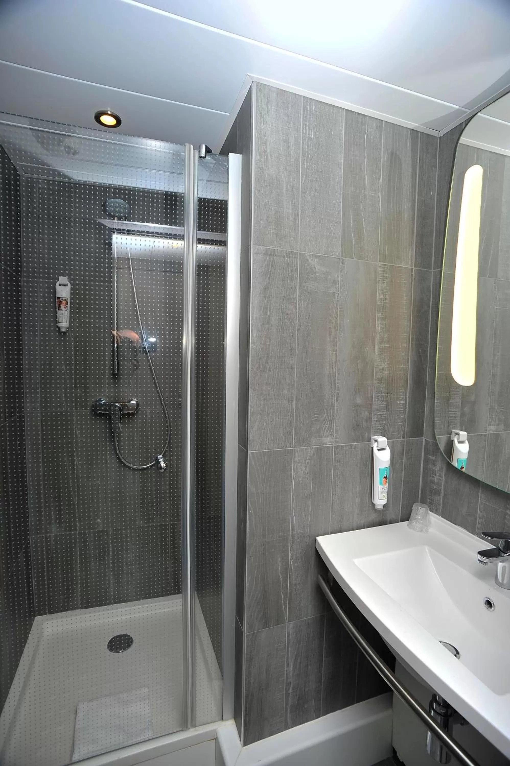 Shower in ibis Lyon Centre