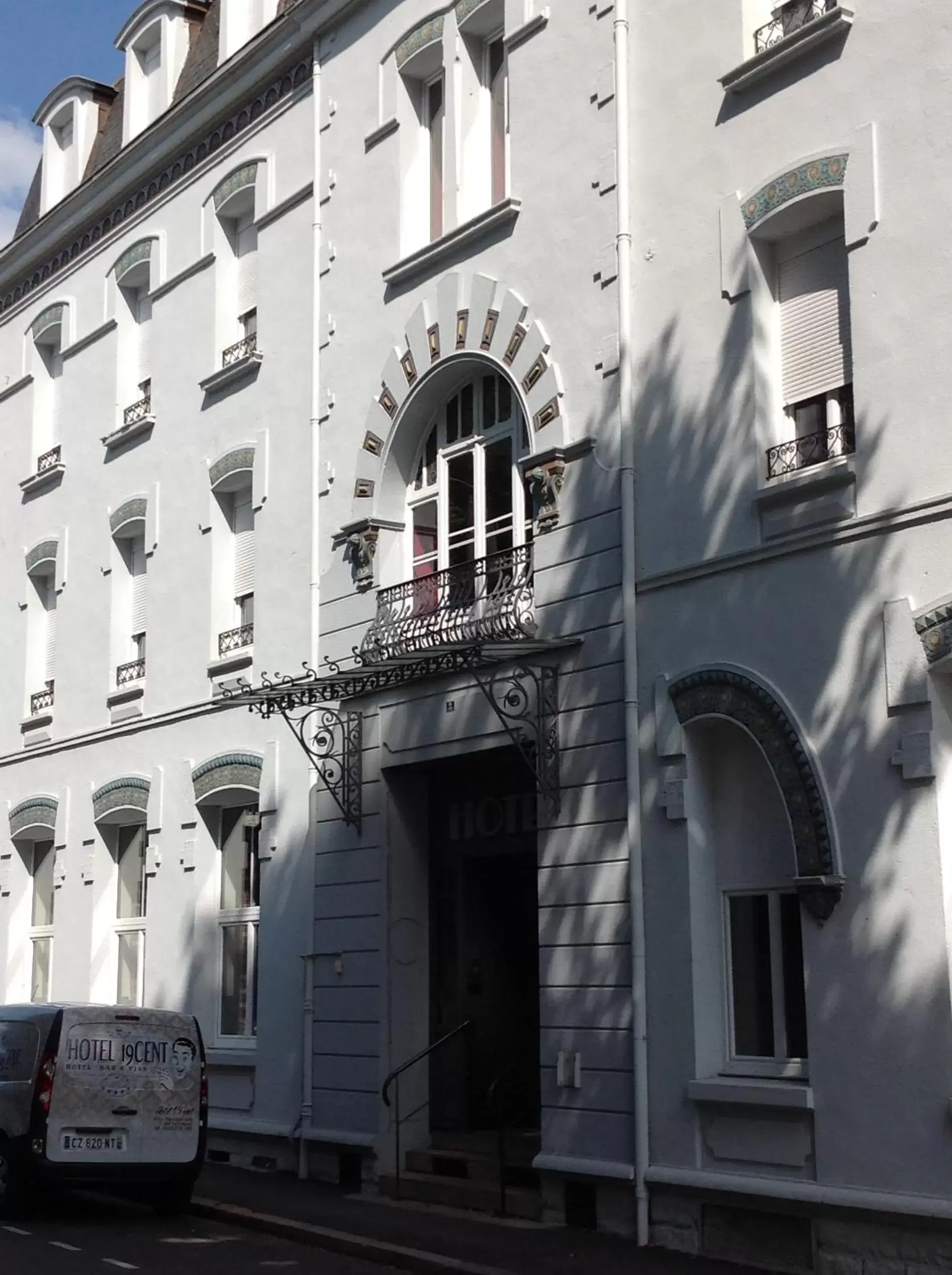 Facade/entrance, Property Building in Hôtel 19'Cent