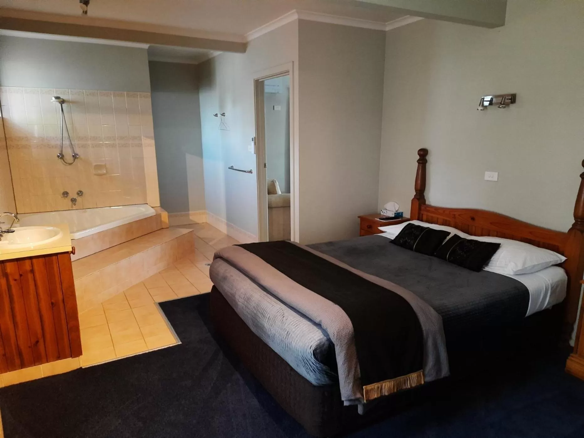 Bed in Abbotswood Motor Inn