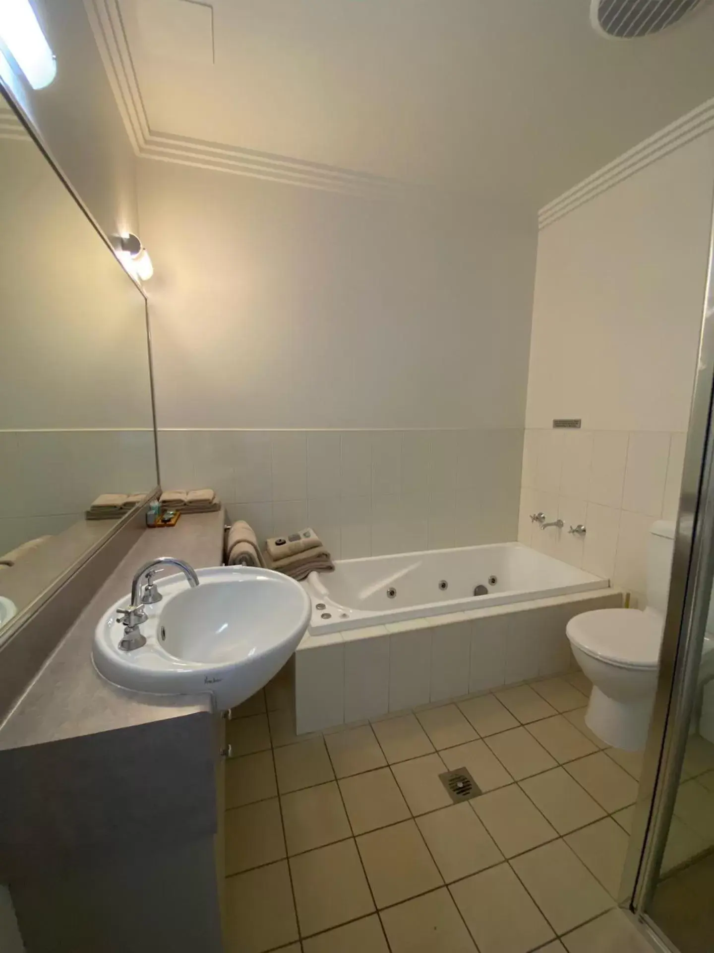 Shower, Bathroom in The Saltbush Motor Inn