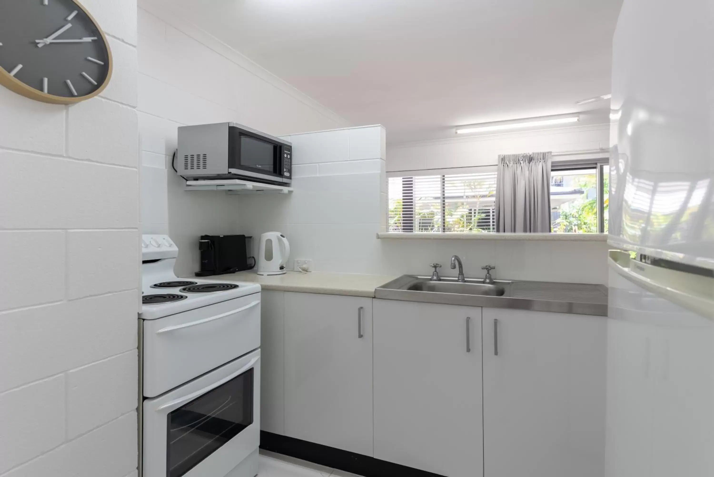 Kitchen or kitchenette, Kitchen/Kitchenette in Lychee Tree Holiday Apartments