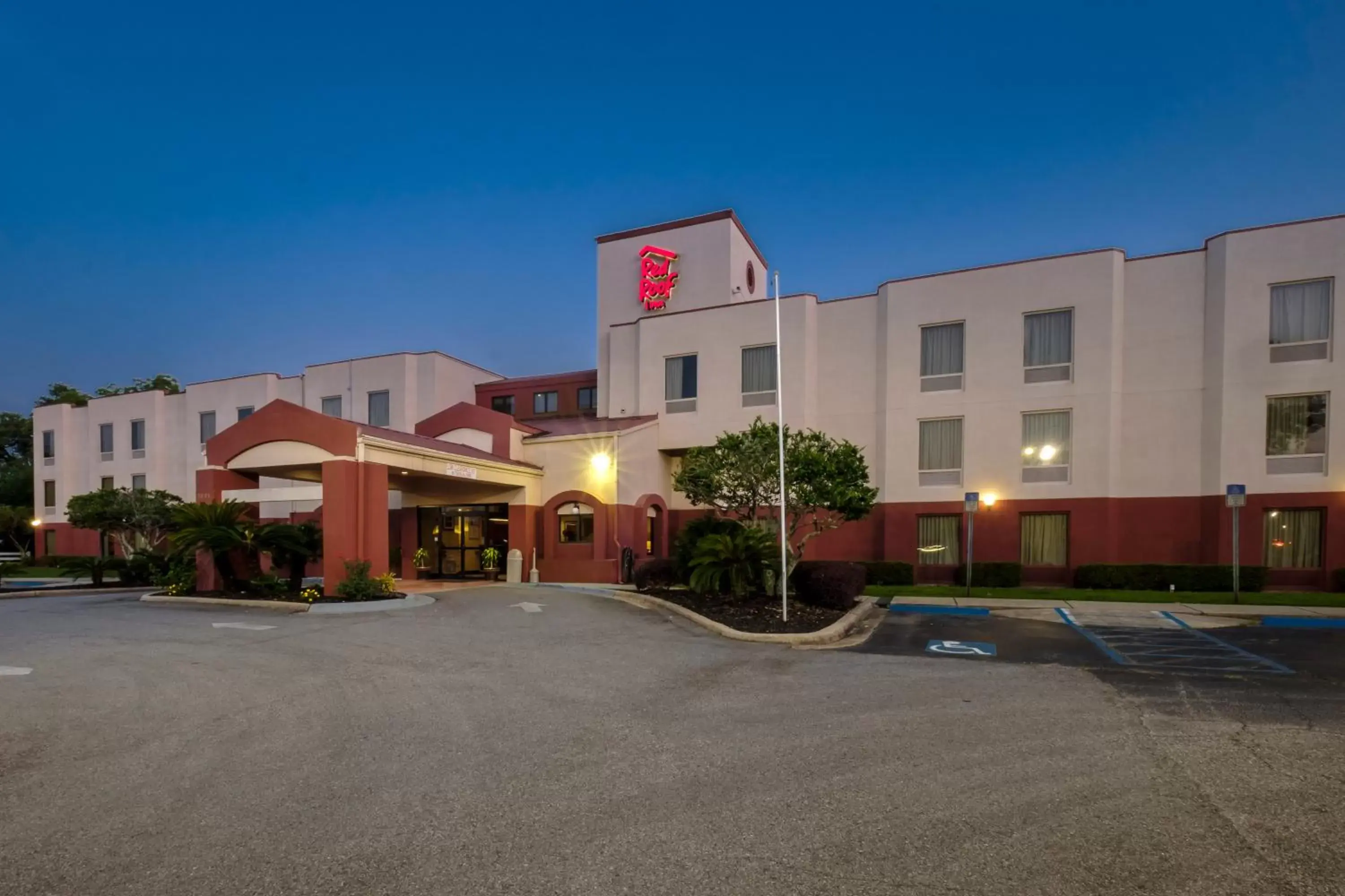 Property Building in Red Roof Inn Pensacola Fairgrounds