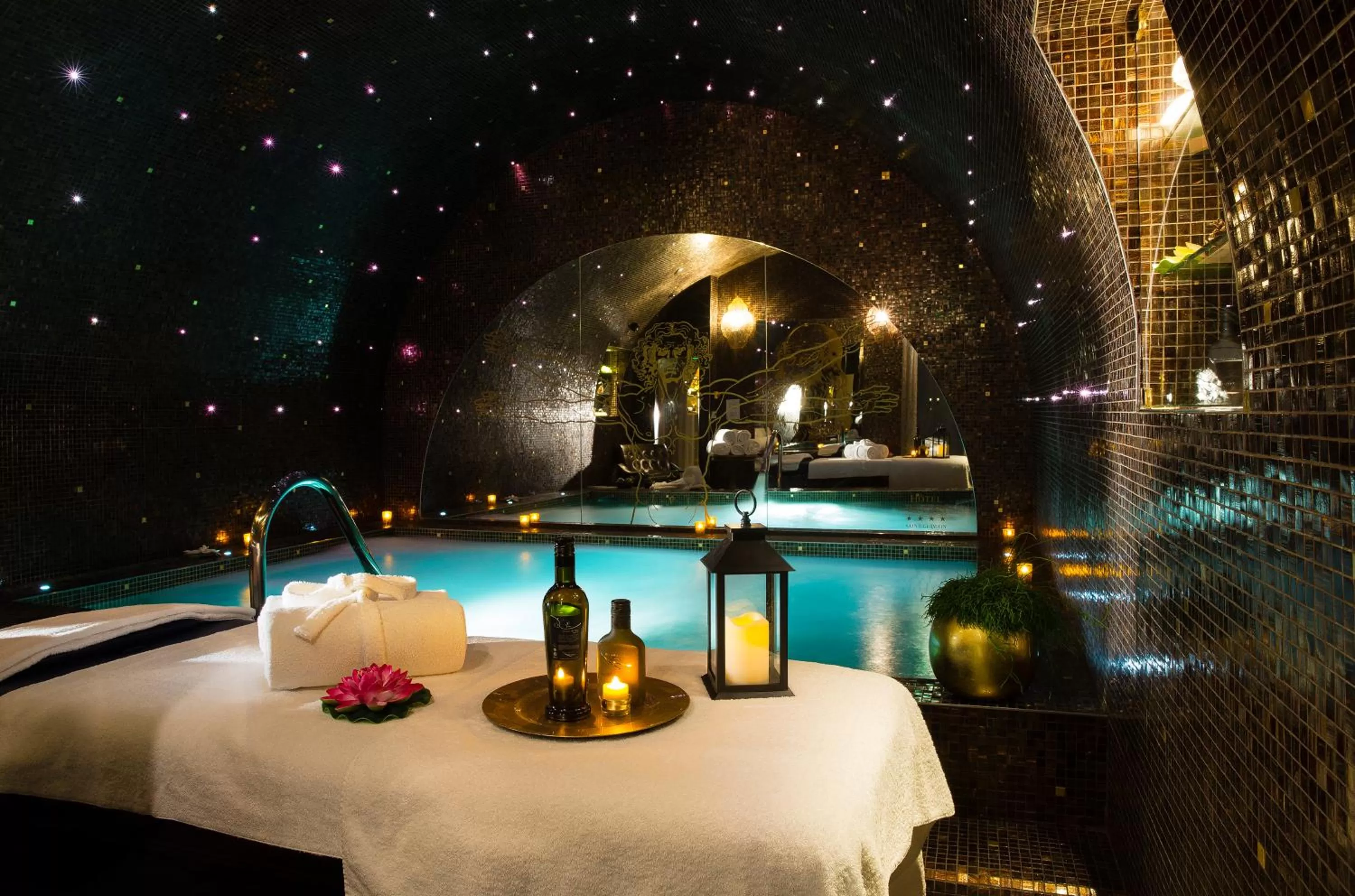 Swimming pool in Hôtel Da Vinci & Spa