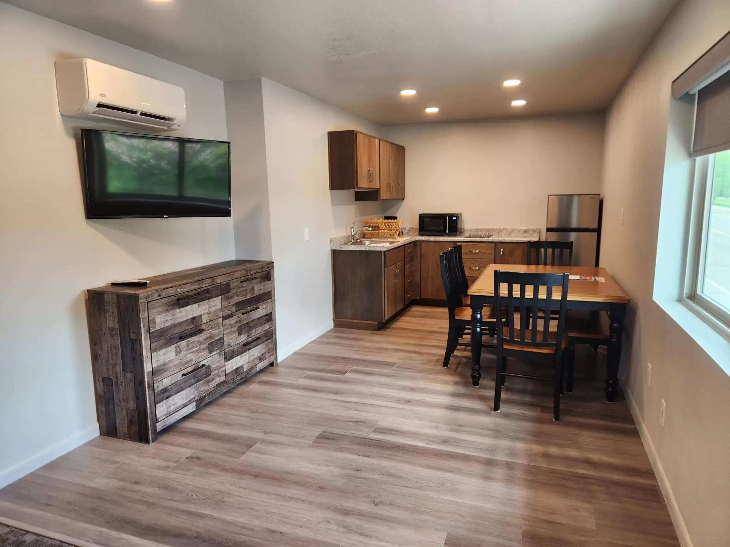 Kitchen or kitchenette, Dining Area in Aquarius Inn