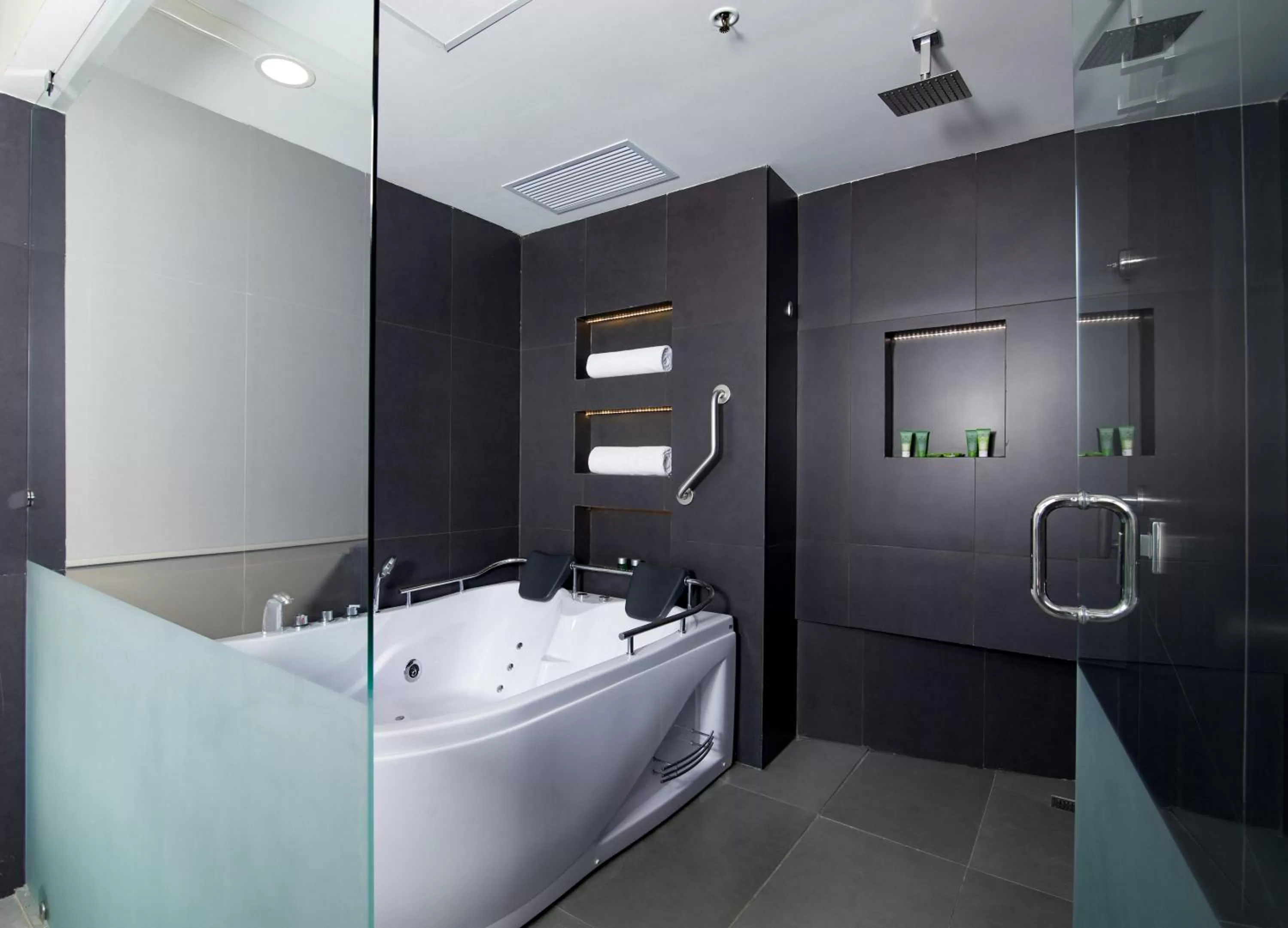 Hot Tub in Wyndham Manta Sail Plaza Hotel and Convention Center