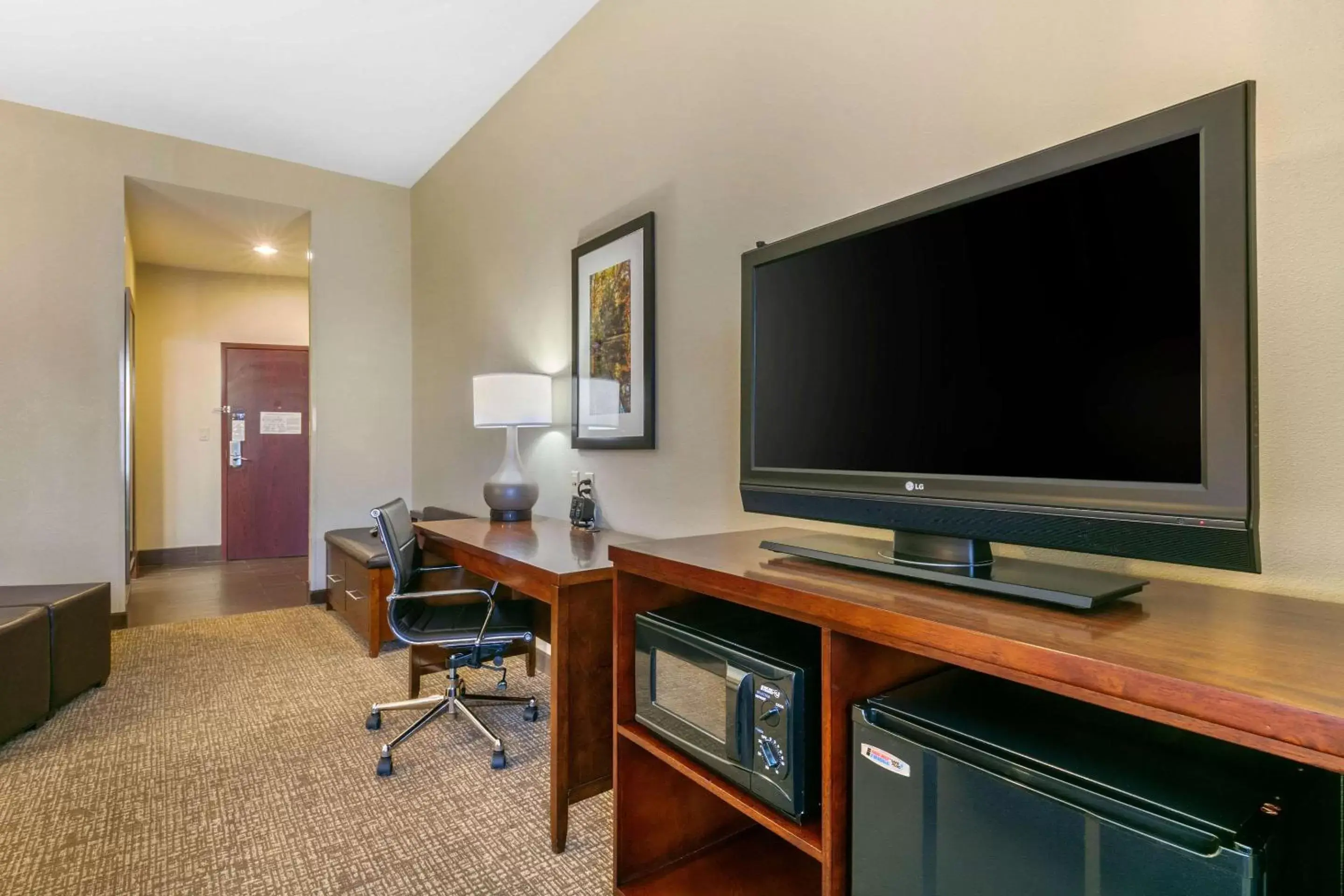 Bedroom, TV/Entertainment Center in Comfort Suites Forrest City