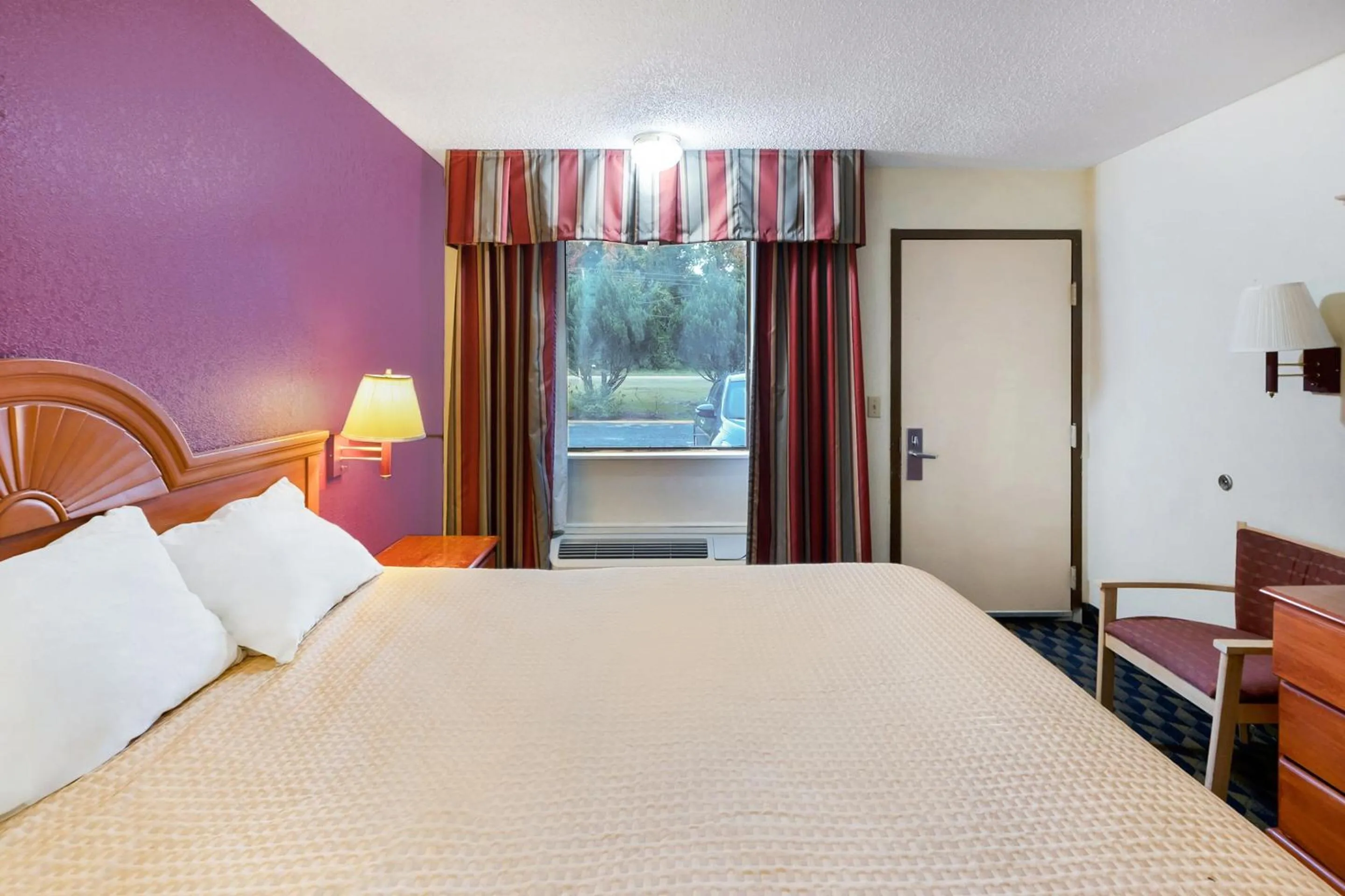 Bedroom, Bed in OYO Hotel Manning SC