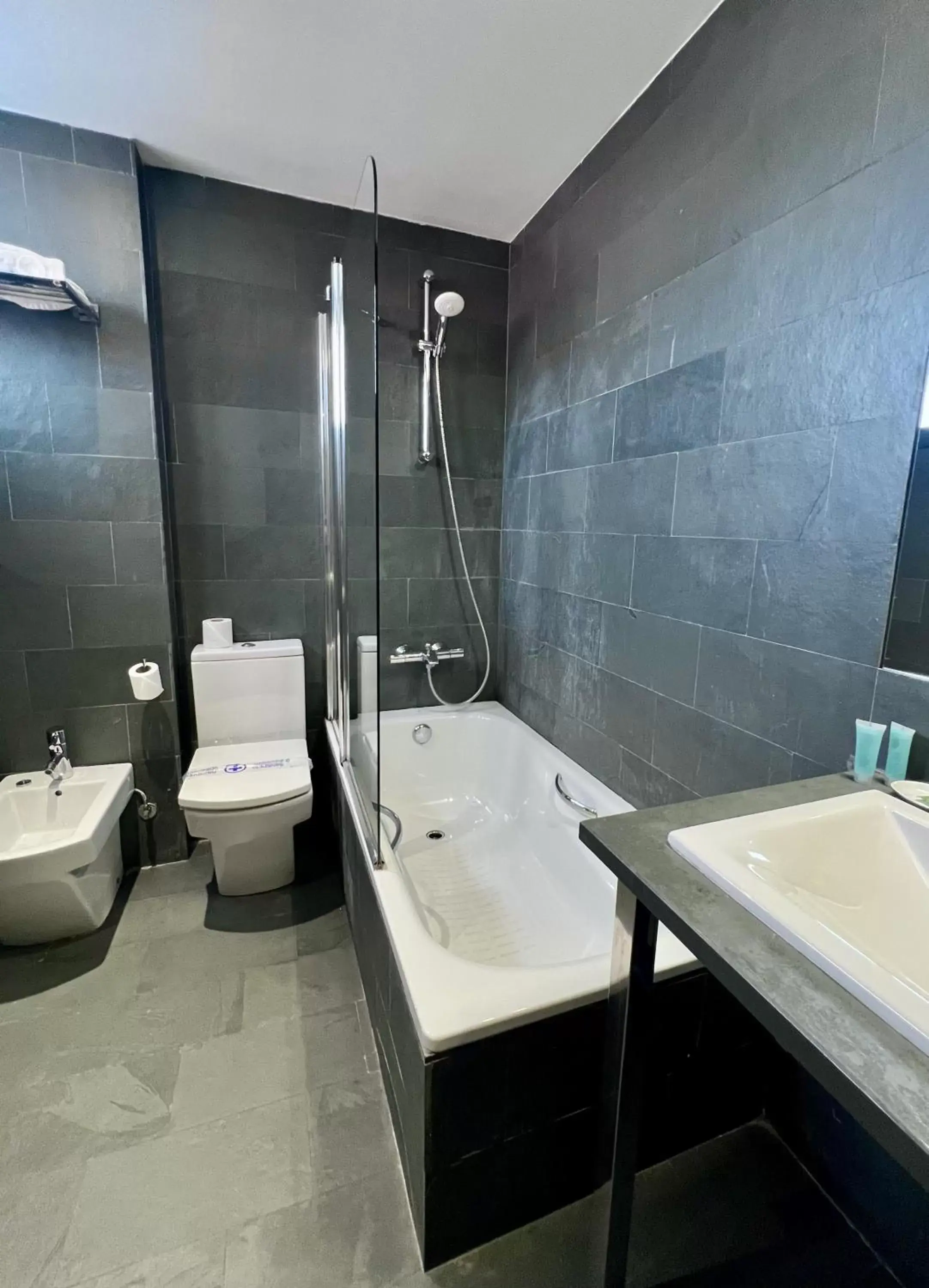 Bath, Bathroom in Hotel Duero