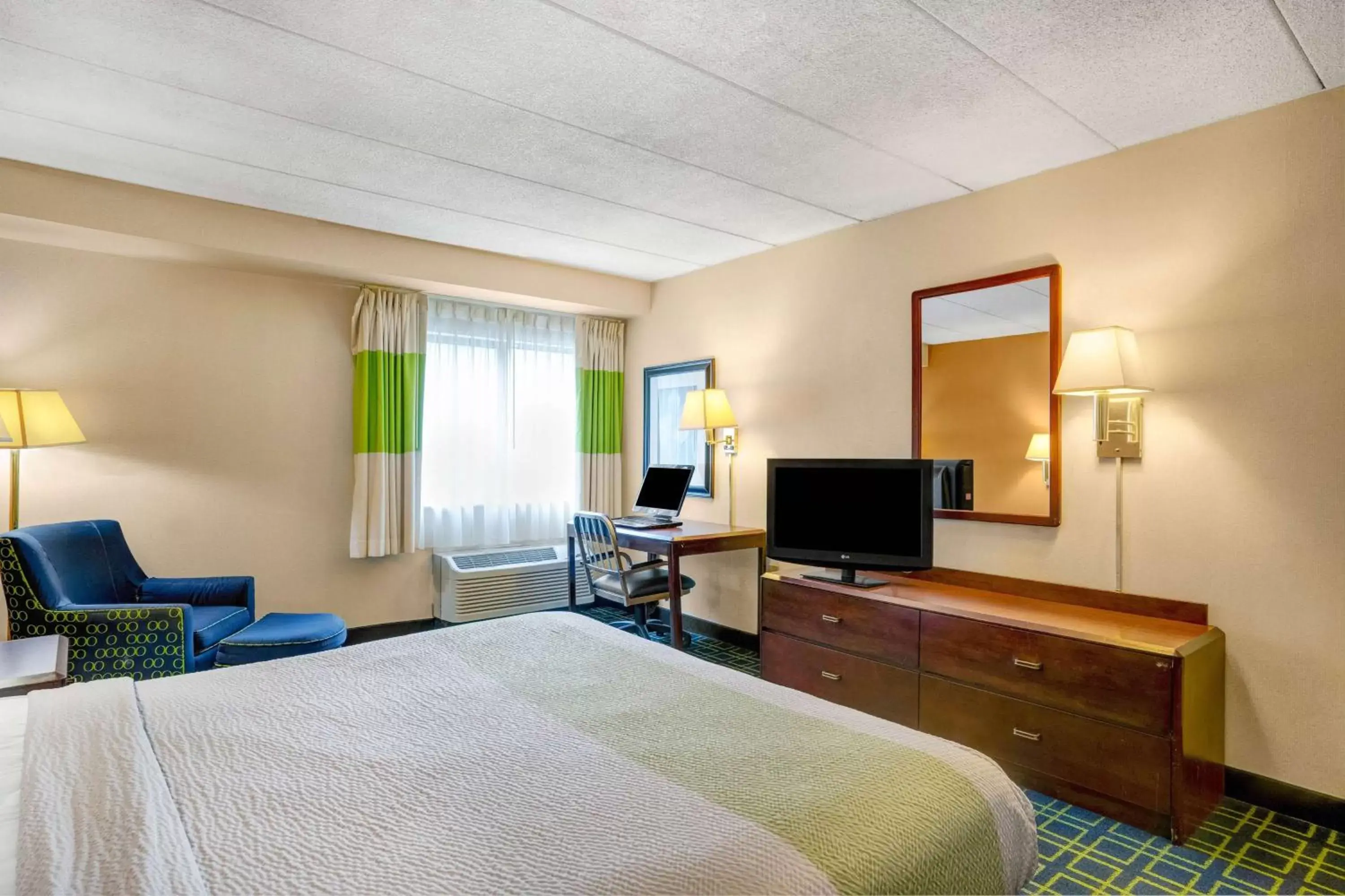 Photo of the whole room, TV/Entertainment Center in Motel 6-Milford, CT