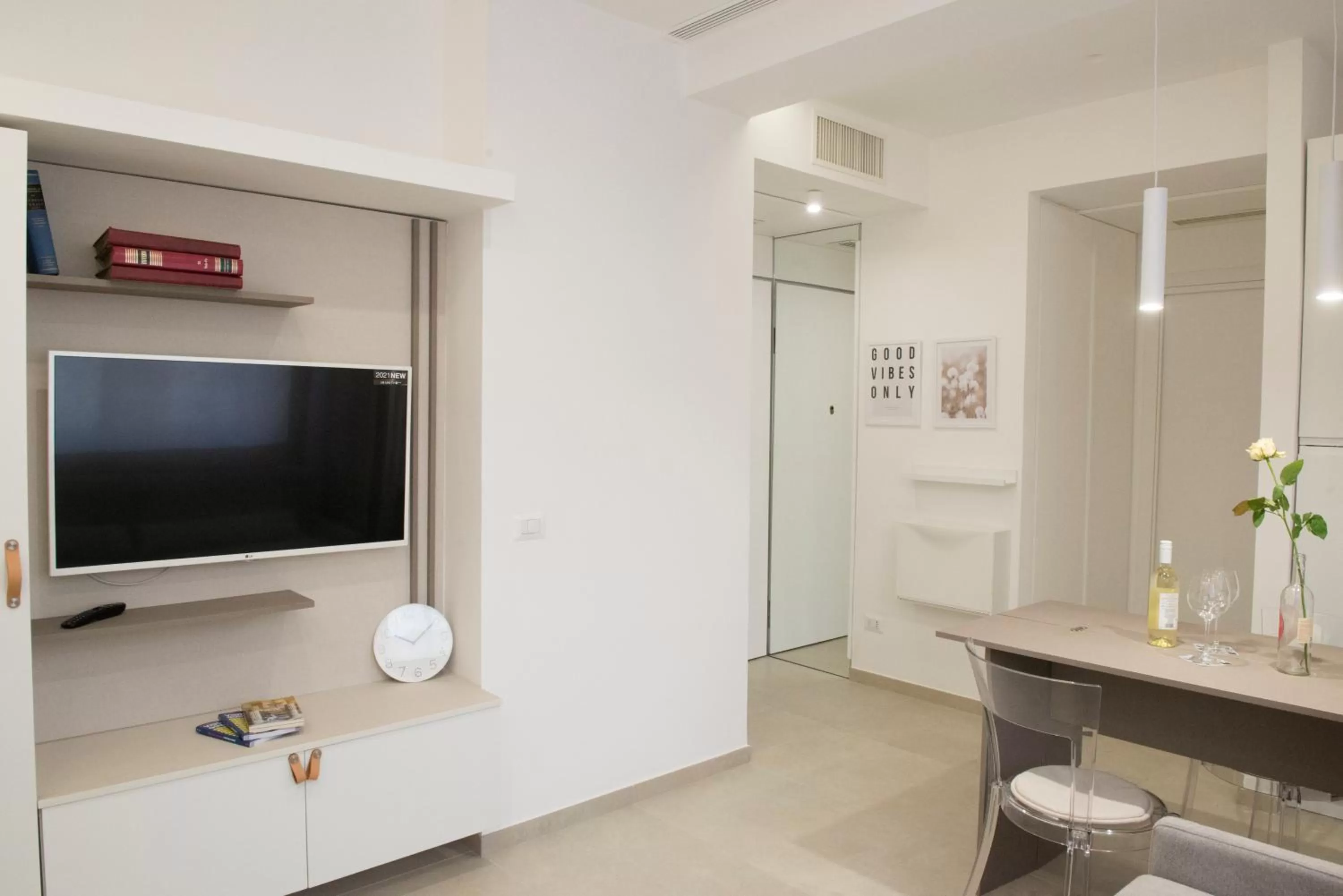 Day, TV/Entertainment Center in Leflole Residence B&B