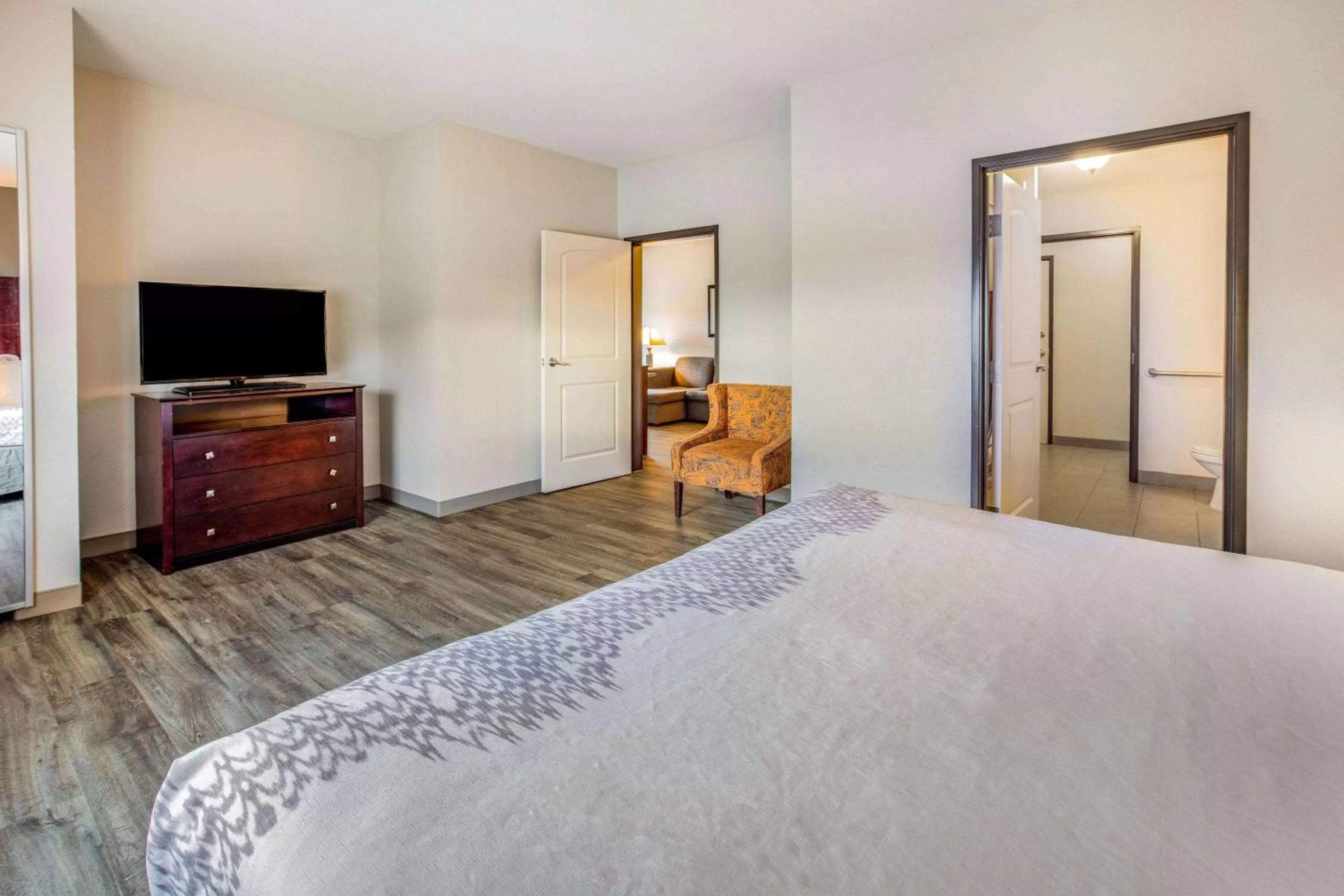 Photo of the whole room, Bed in La Quinta by Wyndham McKinney