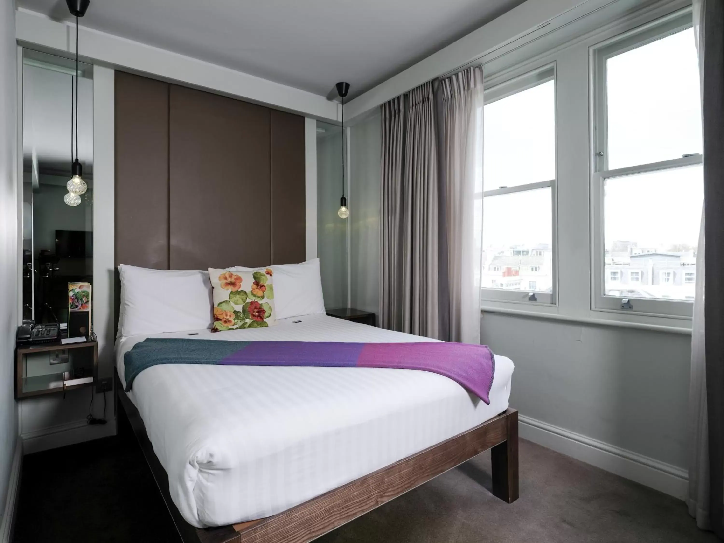 Bed in Signature Townhouse London Hyde Park