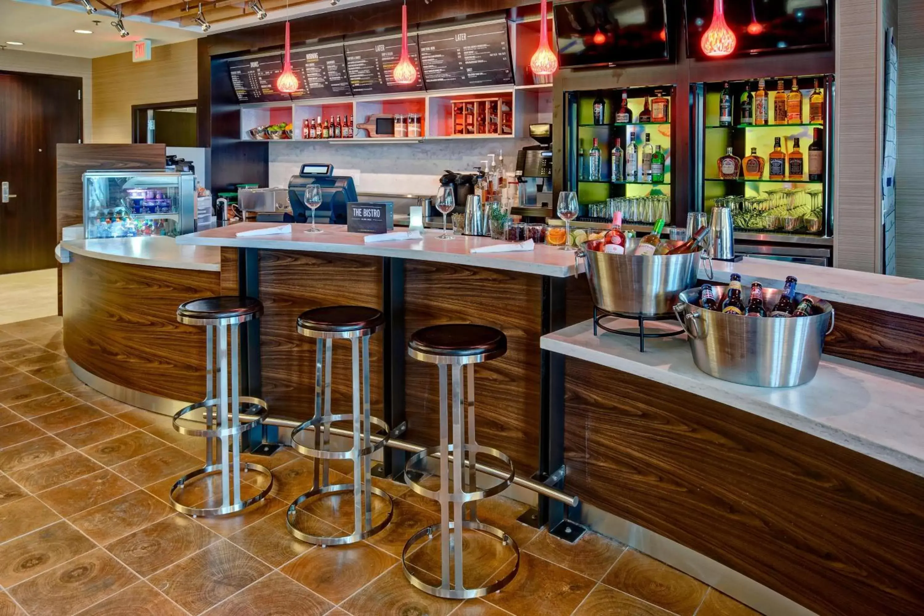 Restaurant/places to eat, Lounge/Bar in Courtyard by Marriott Westbury Long Island