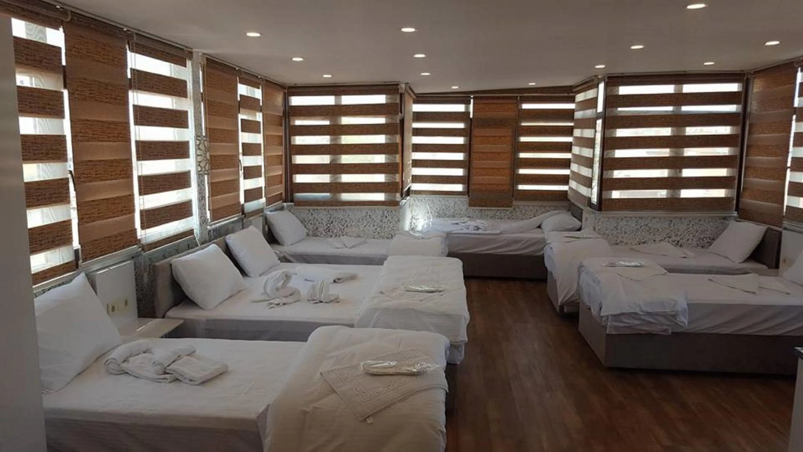 Shower, Bed in Sun Comfort Hotel