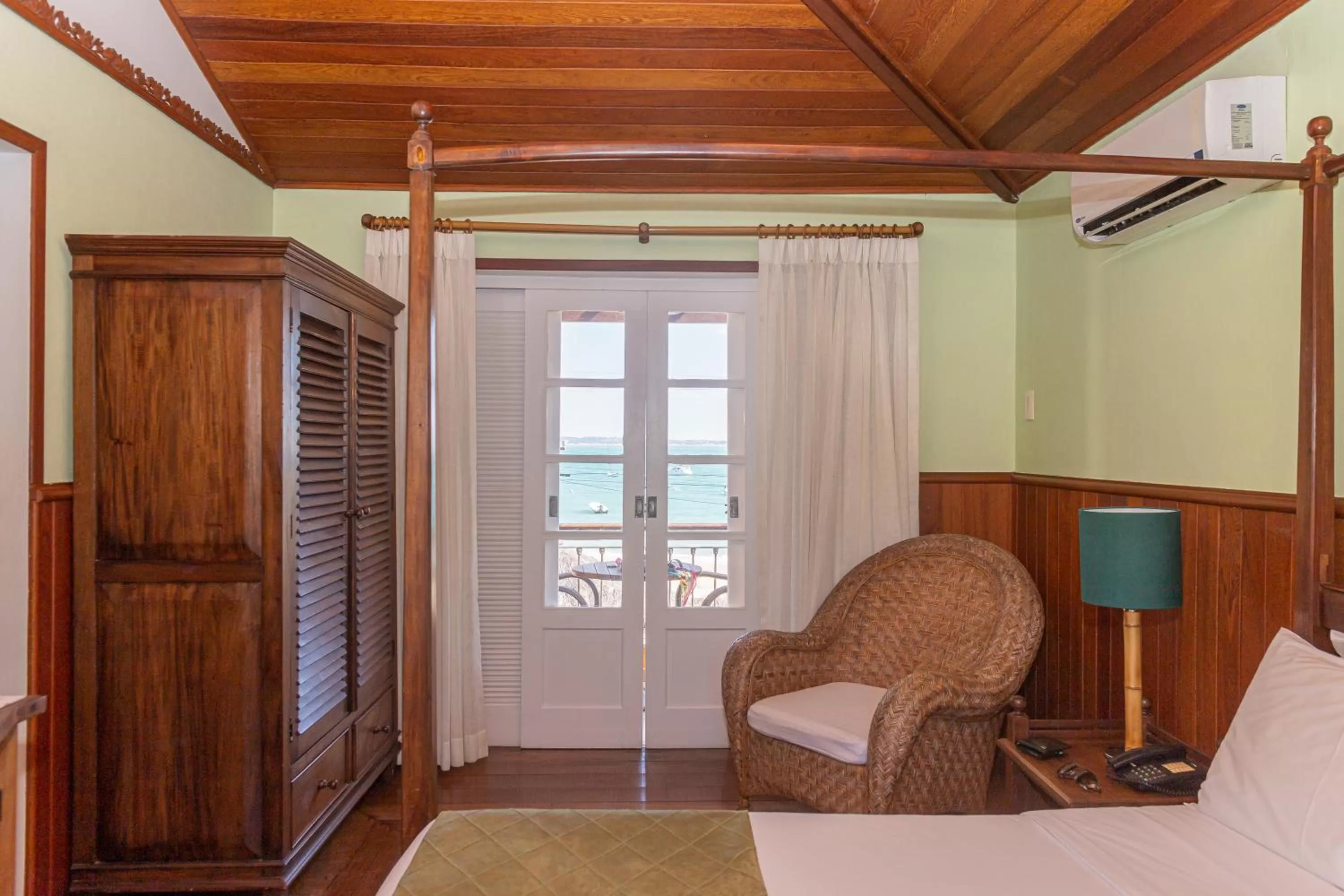 wardrobe in Pousada Corsario Buzios