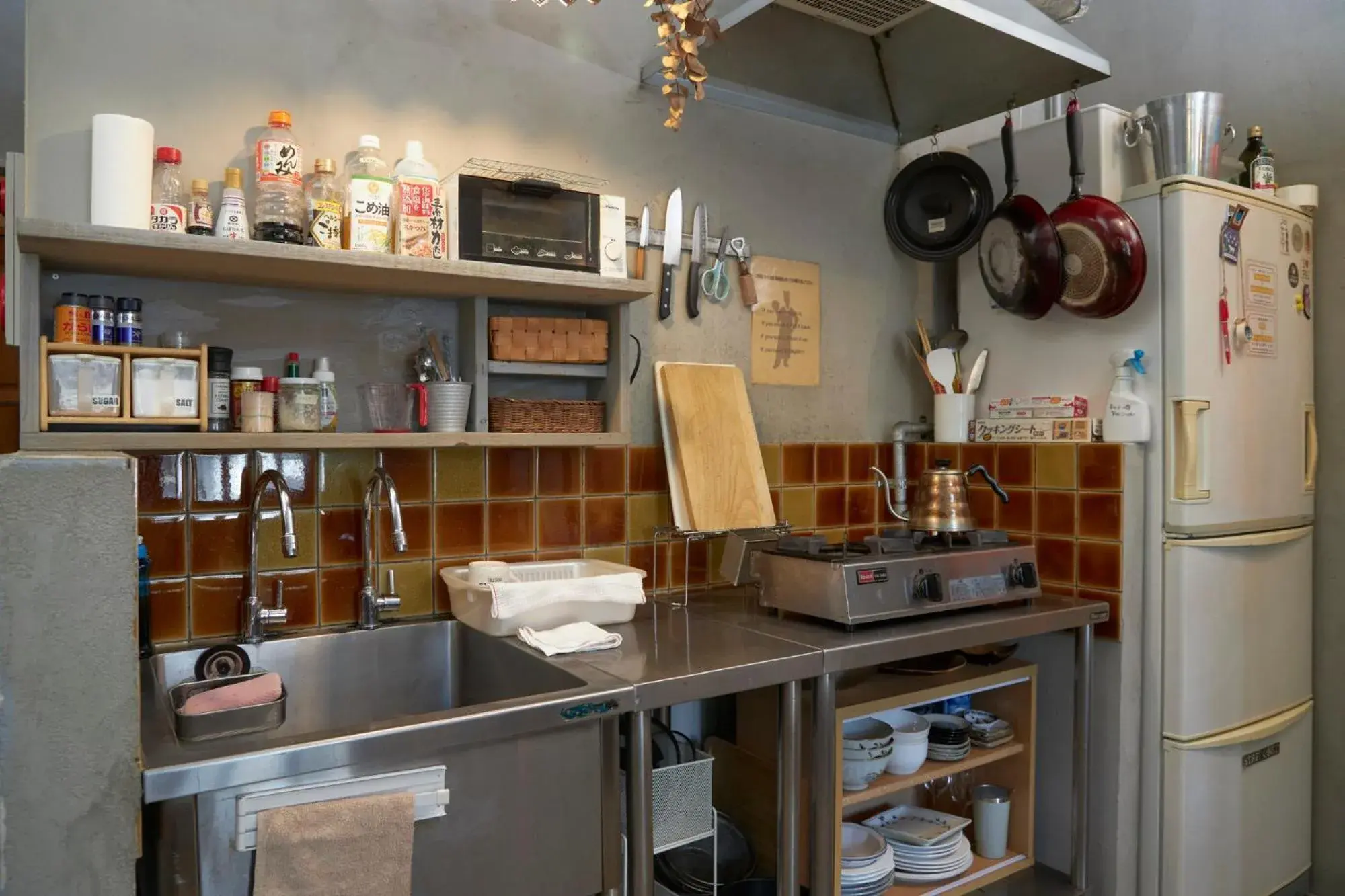 Communal kitchen, Kitchen/Kitchenette in Untapped Hostel