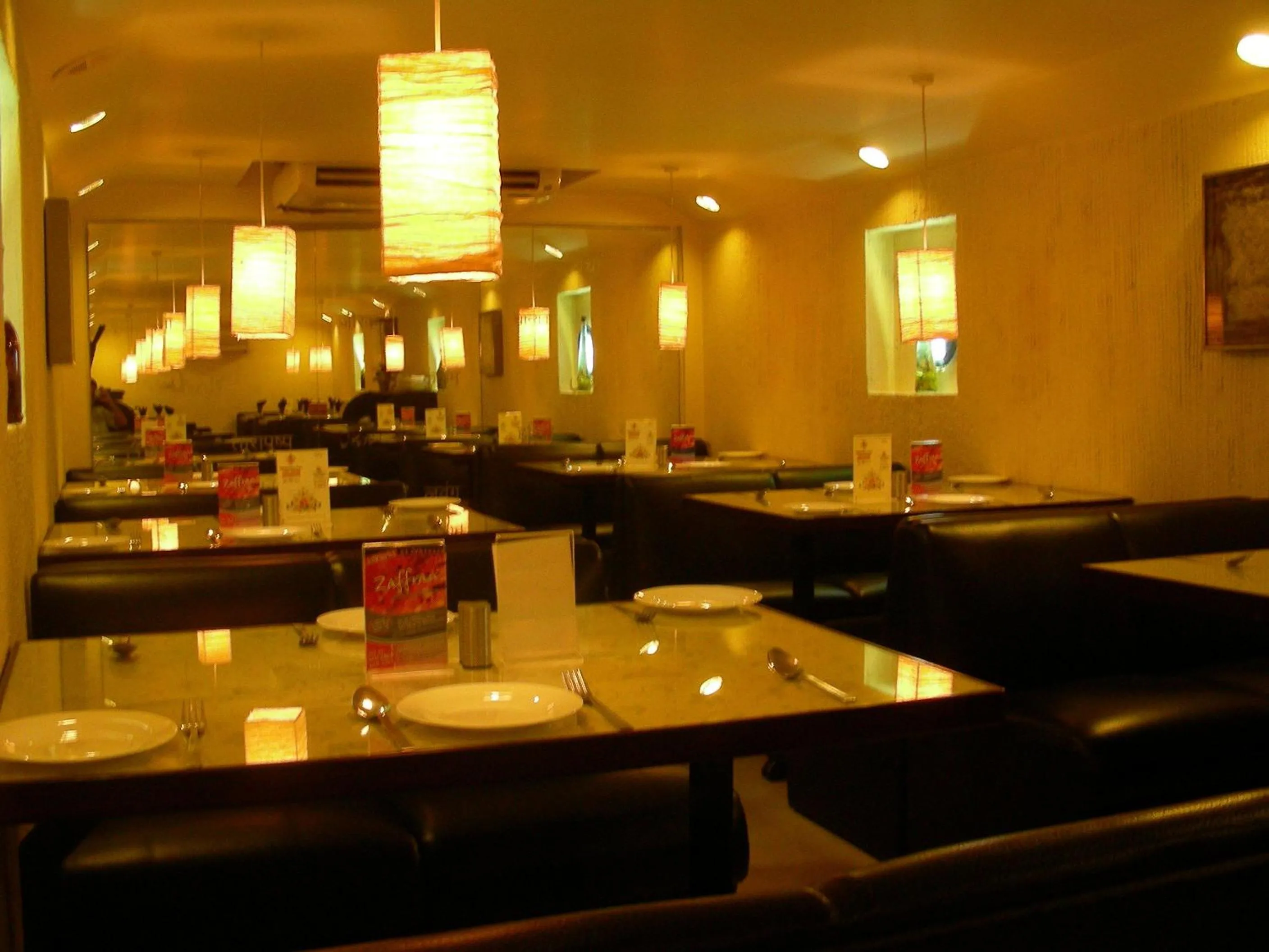 Restaurant/places to eat in Hotel New Bengal