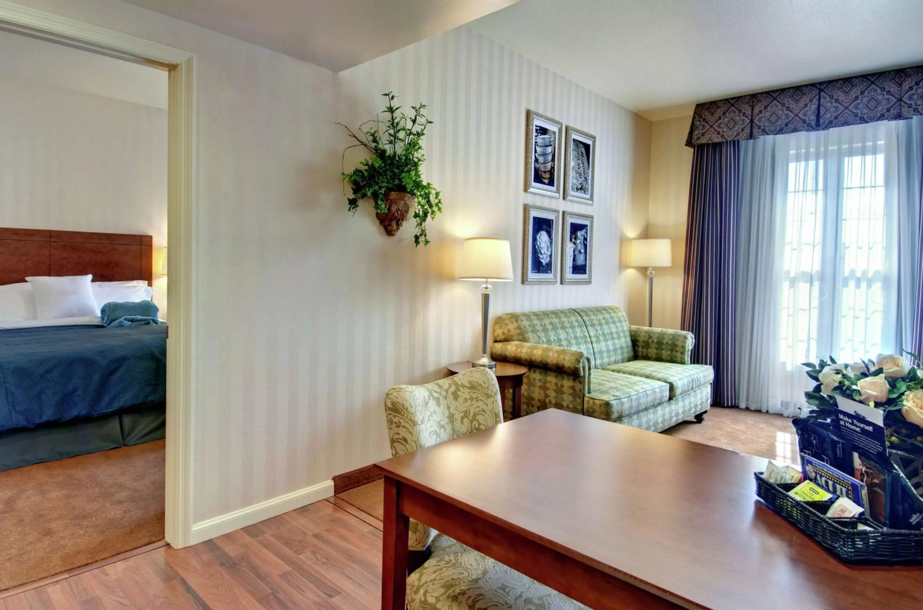 Living room, Bed in Homewood Suites by Hilton Sacramento Airport-Natomas