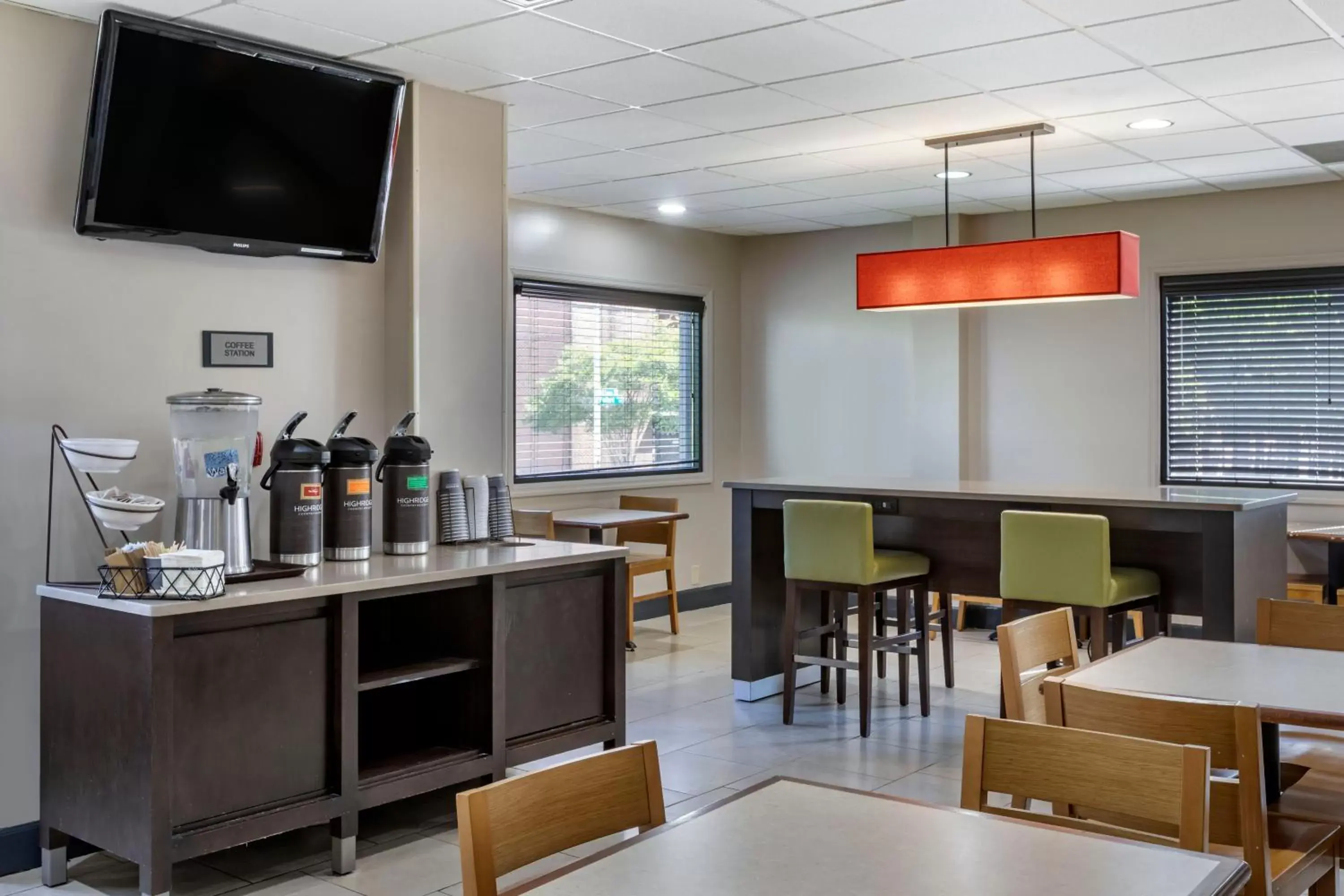 Coffee/tea facilities in Country Inn & Suites Atlanta Downtown