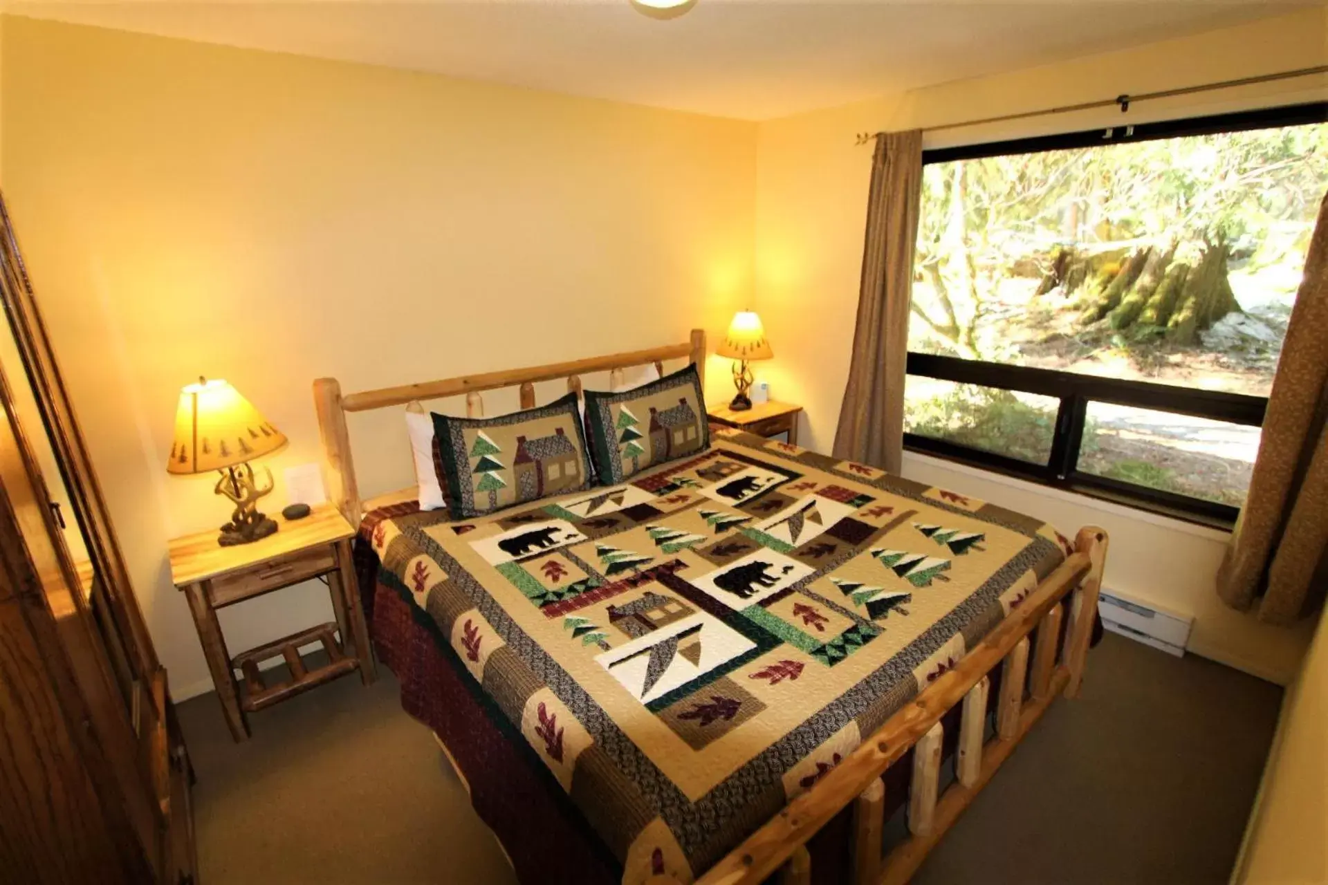 Bedroom, Bed in Alexander's Lodge