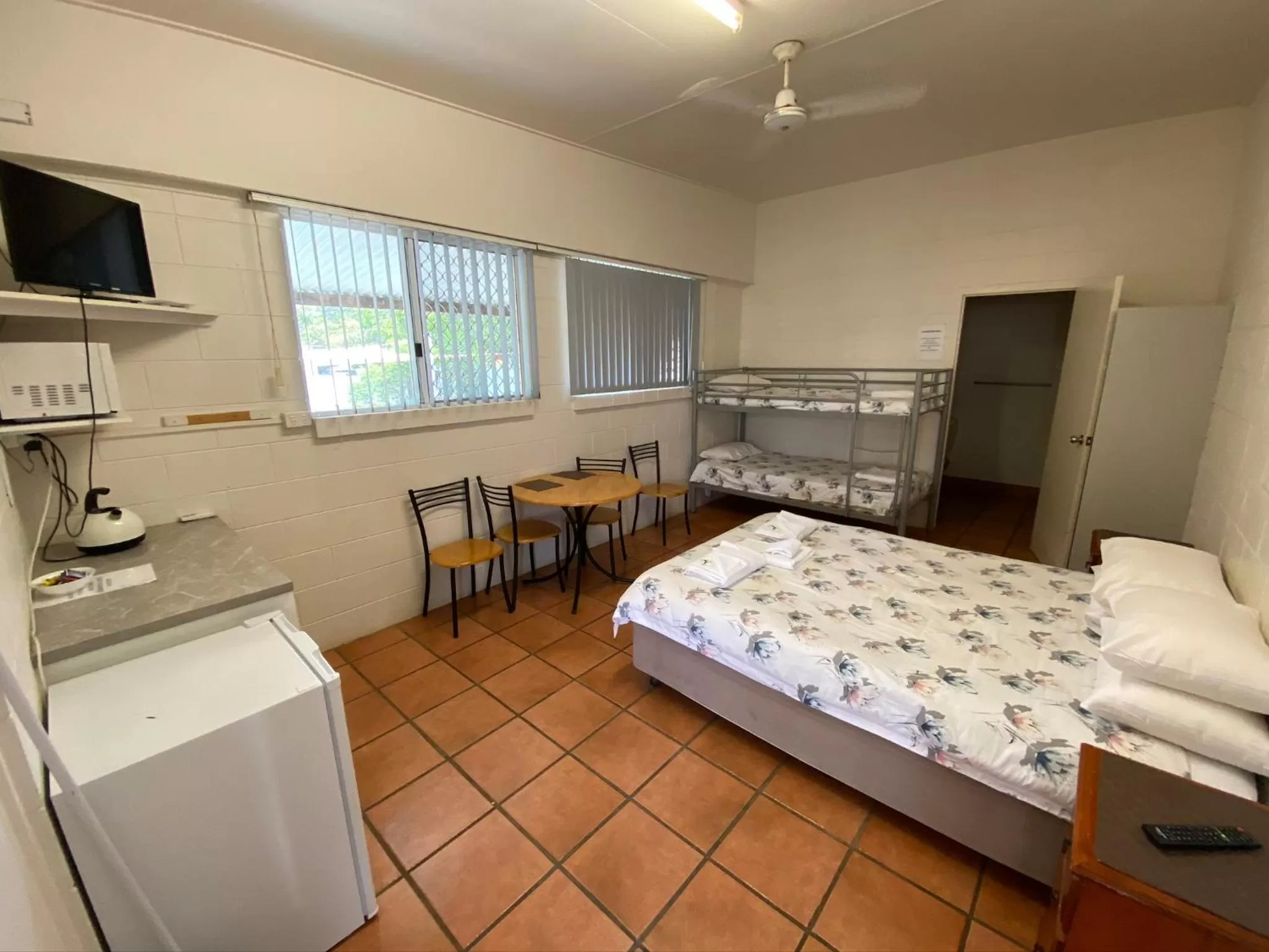 Photo of the whole room, Bed in Bundaberg Park Village