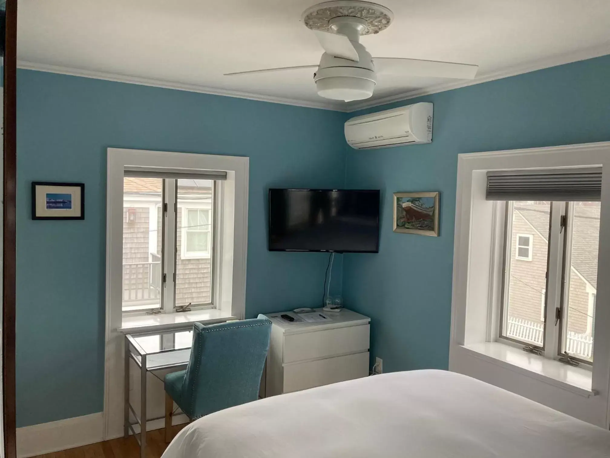 Bedroom, TV/Entertainment Center in Prince Albert Guest House, Provincetown