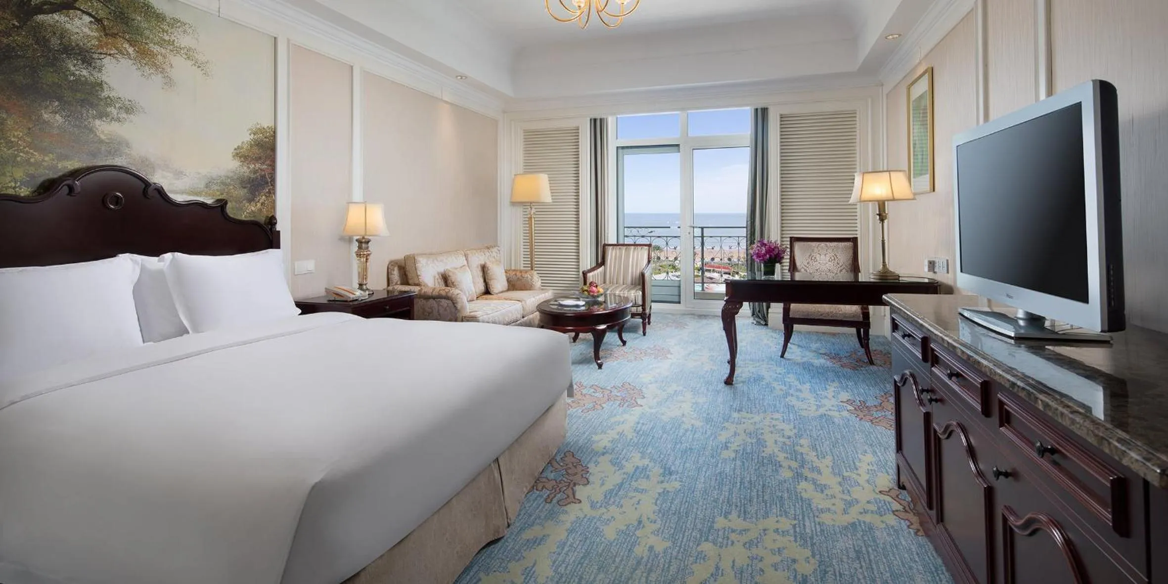 Photo of the whole room, Bed in Crowne Plaza Ocean Spring Resort by IHG