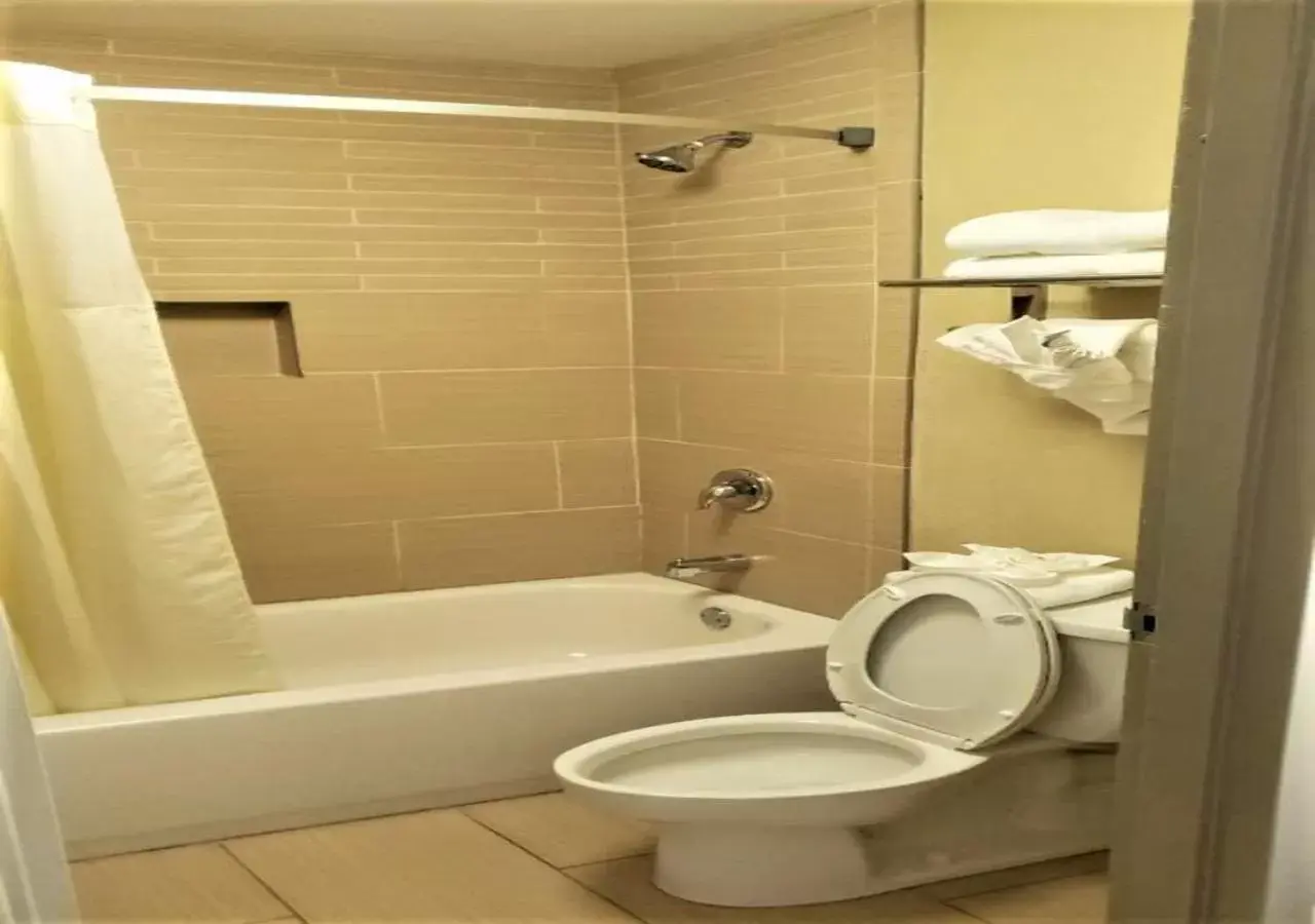Bathroom in Quality Suites Nashville Airport