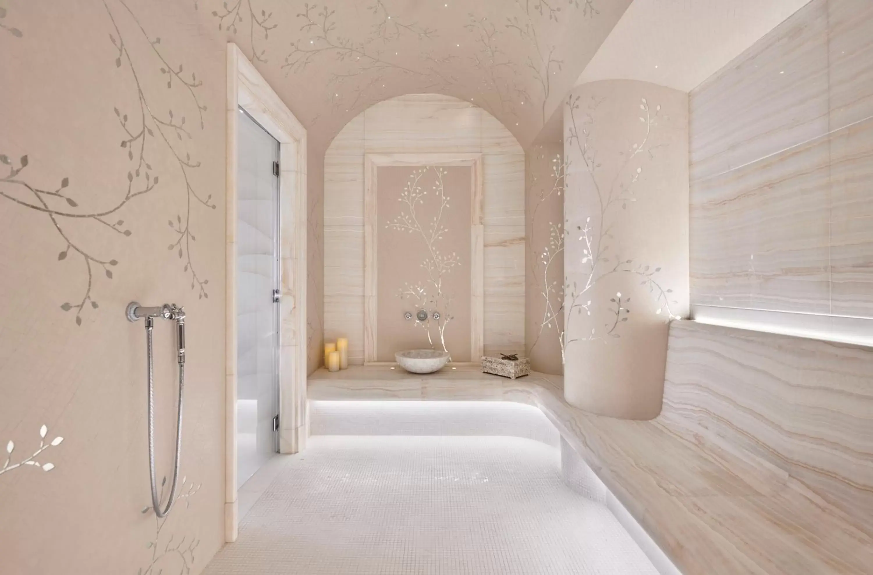 Spa and wellness centre/facilities, Bathroom in Four Seasons Hotel George V Paris