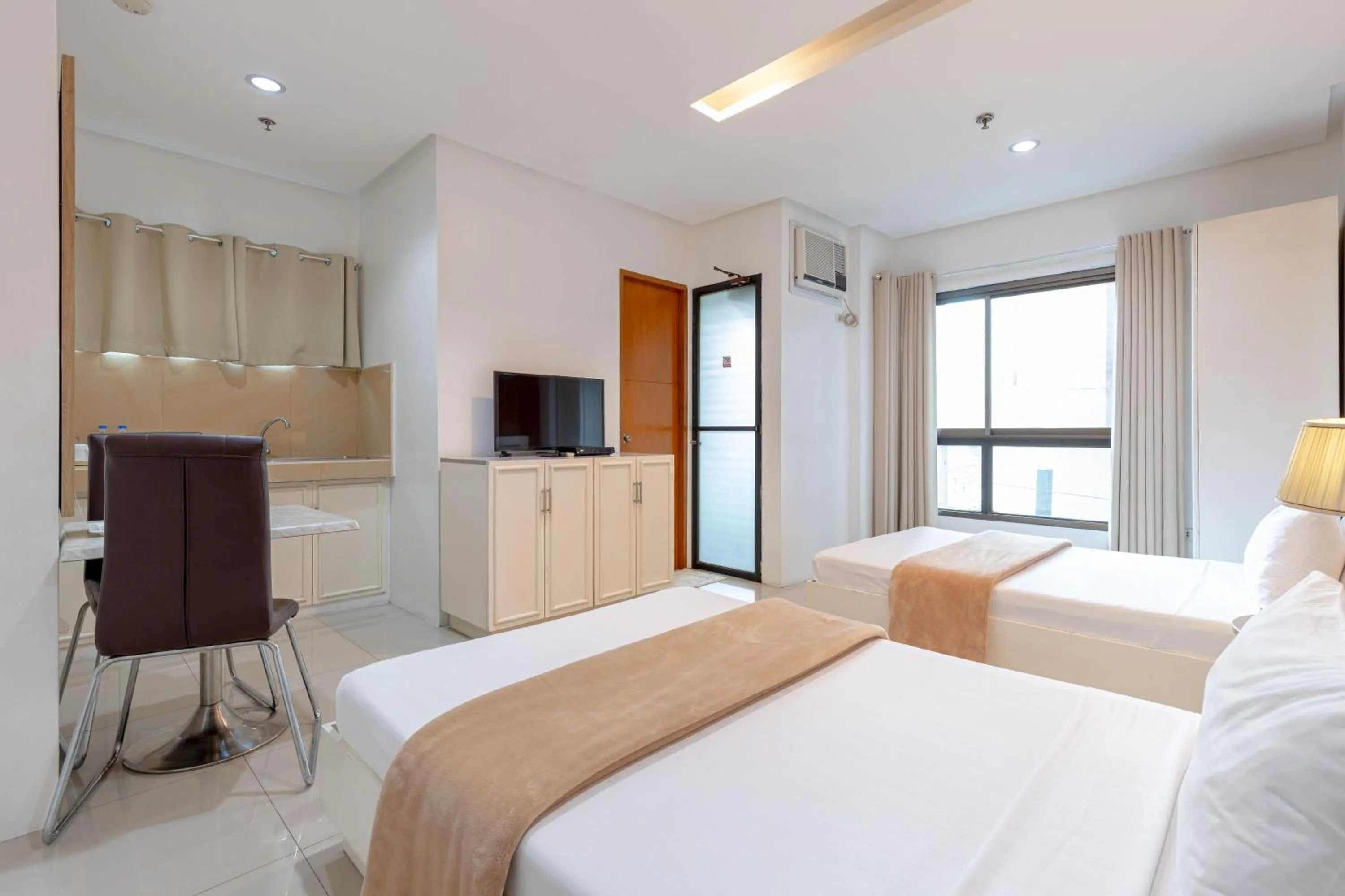 TV and multimedia, Bed in Baymont Suites & Residences