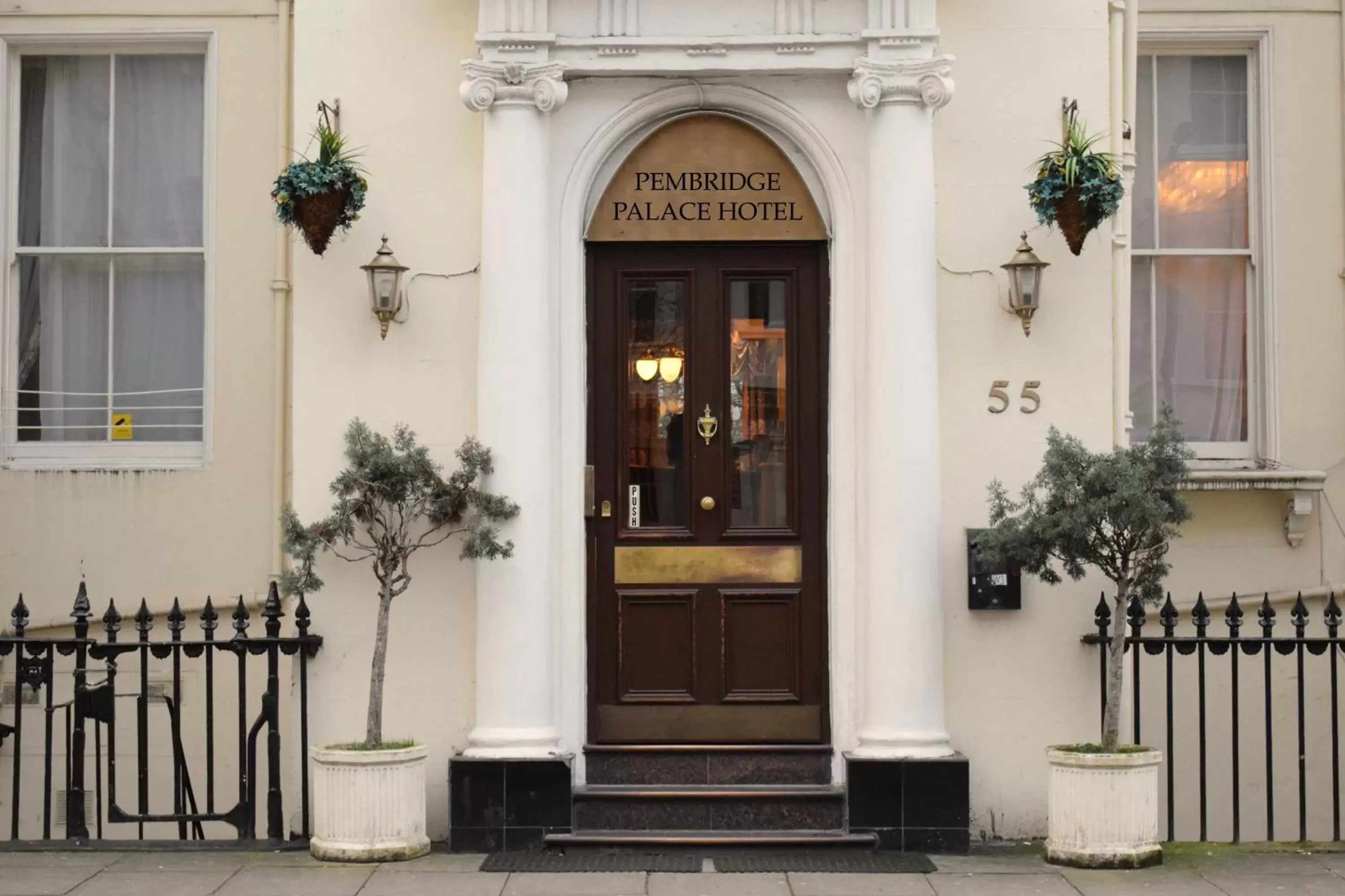 Facade/entrance in Pembridge Palace Hotel