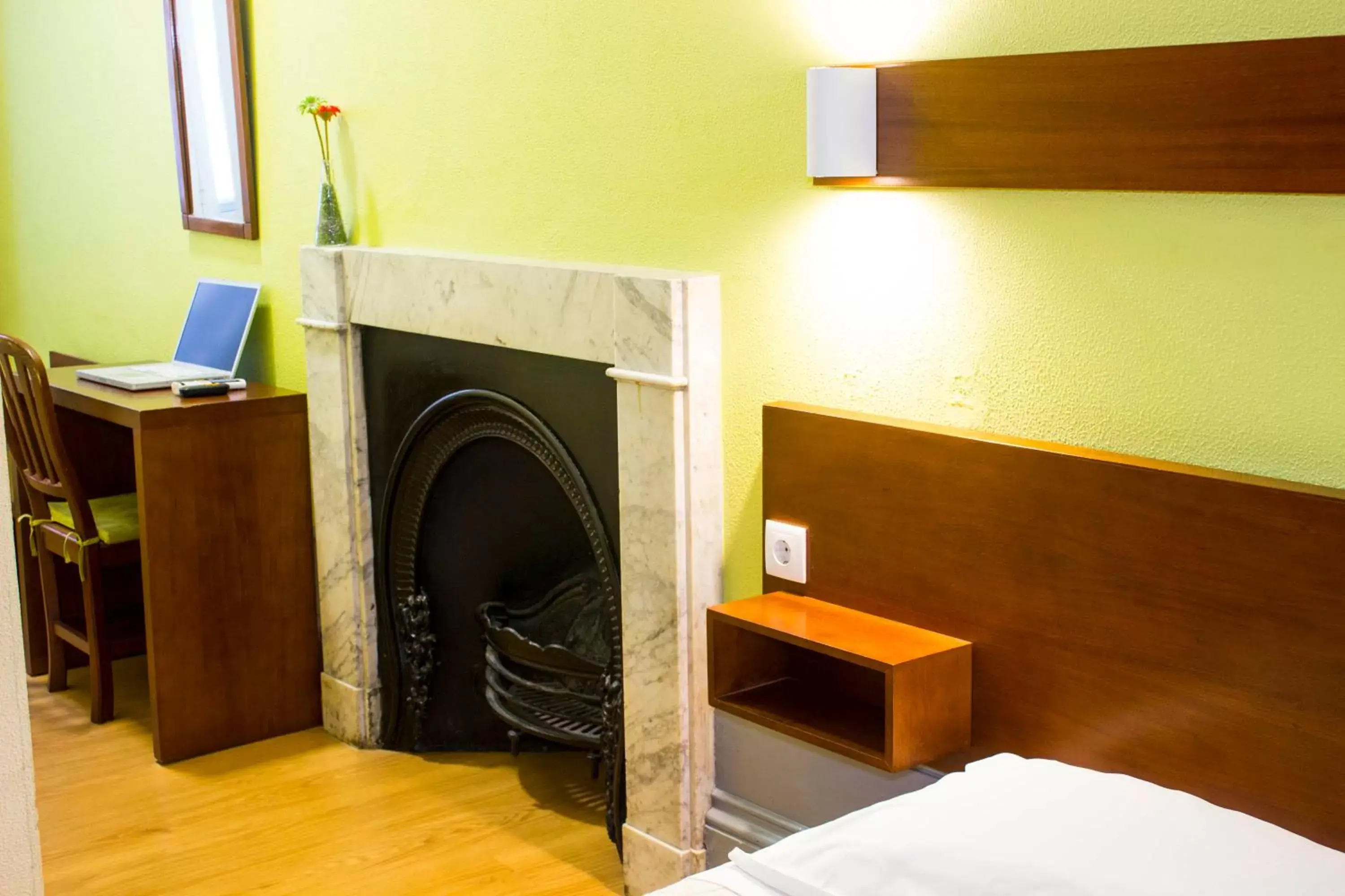 Bedroom, Kitchen/Kitchenette in Hotel Estoril Porto