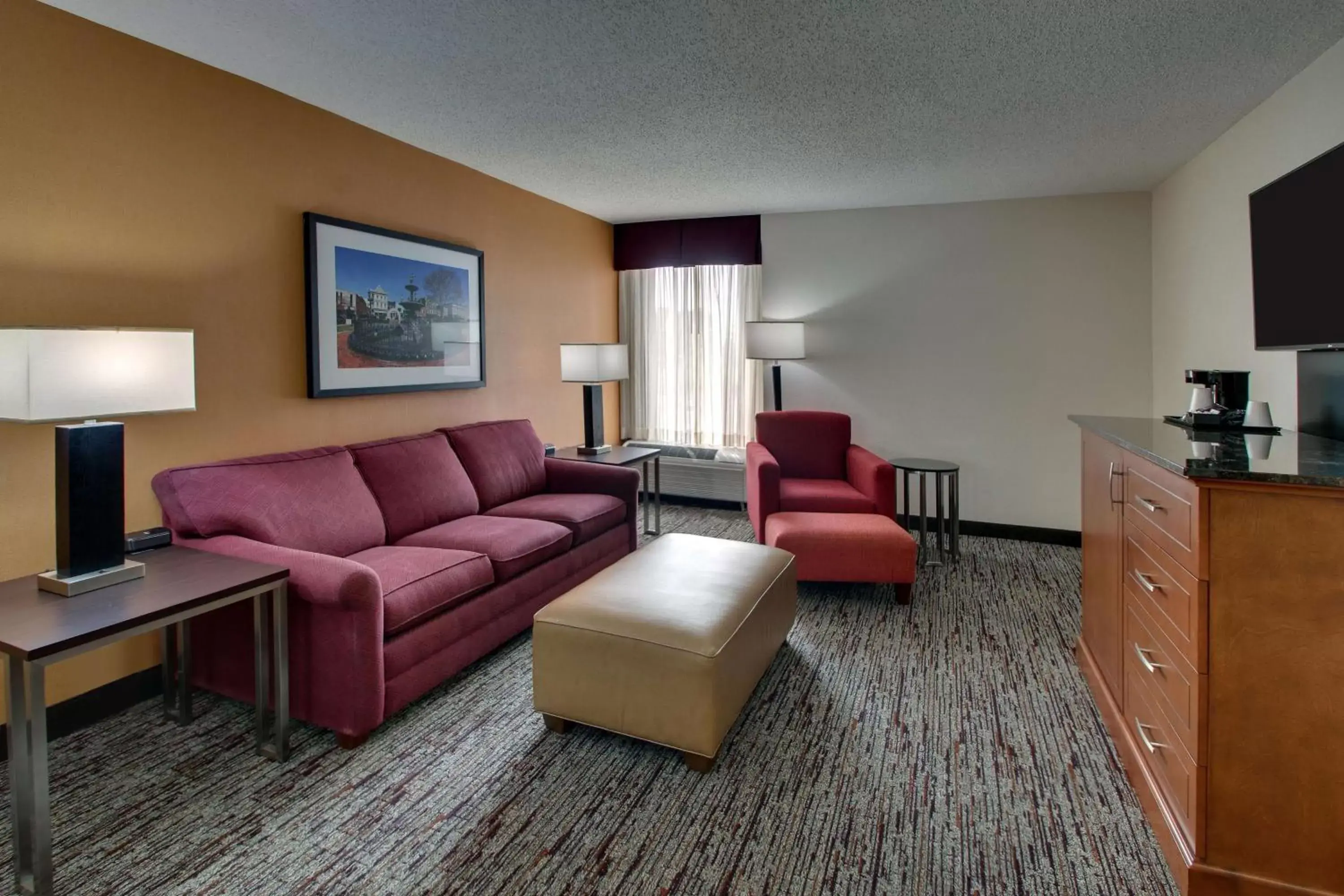 Photo of the whole room, Seating Area in Drury Inn & Suites Bowling Green