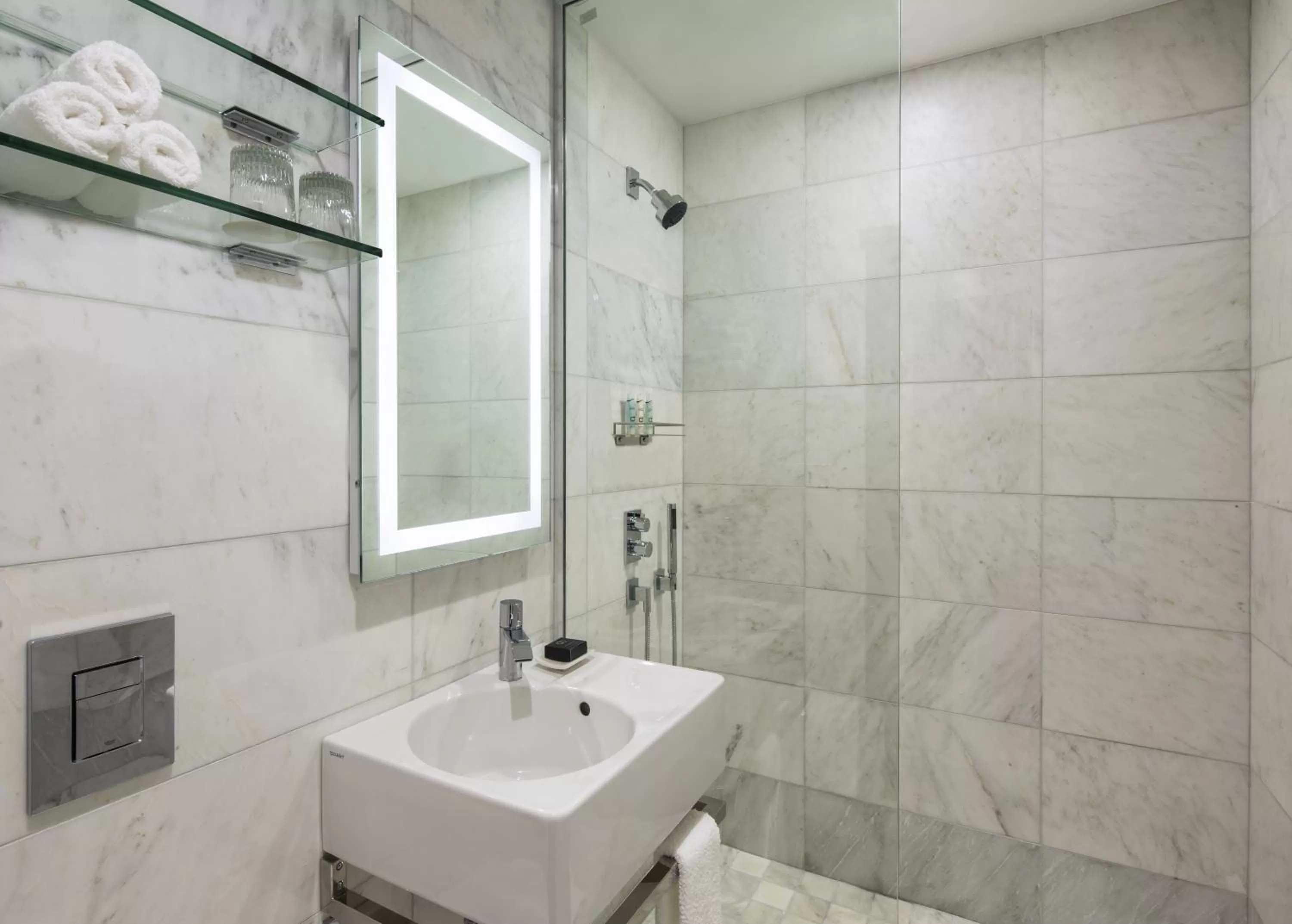 Bathroom in Dream Midtown, by Hyatt