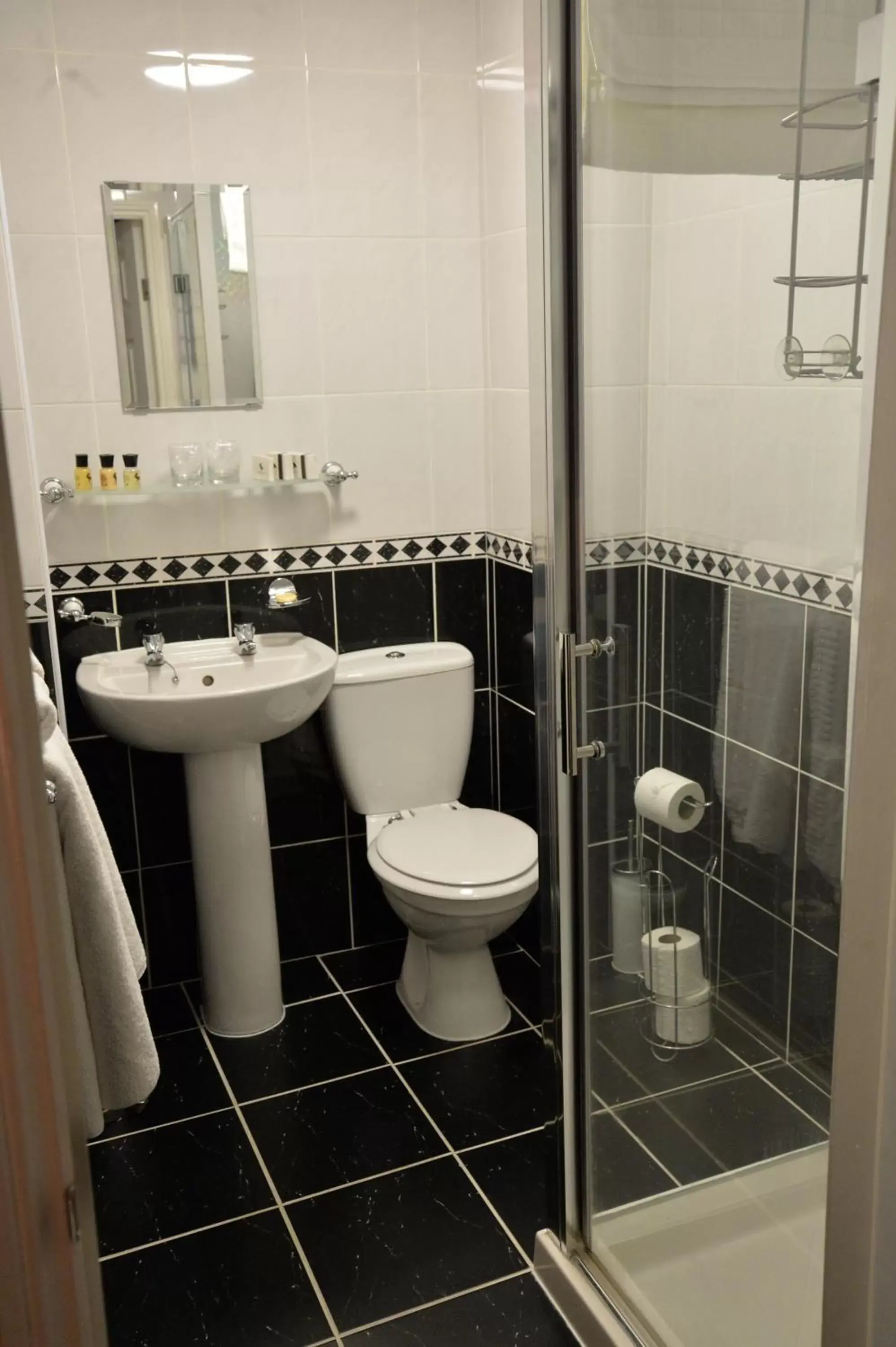 Bathroom in Lauriston & Lawton Court Hotel