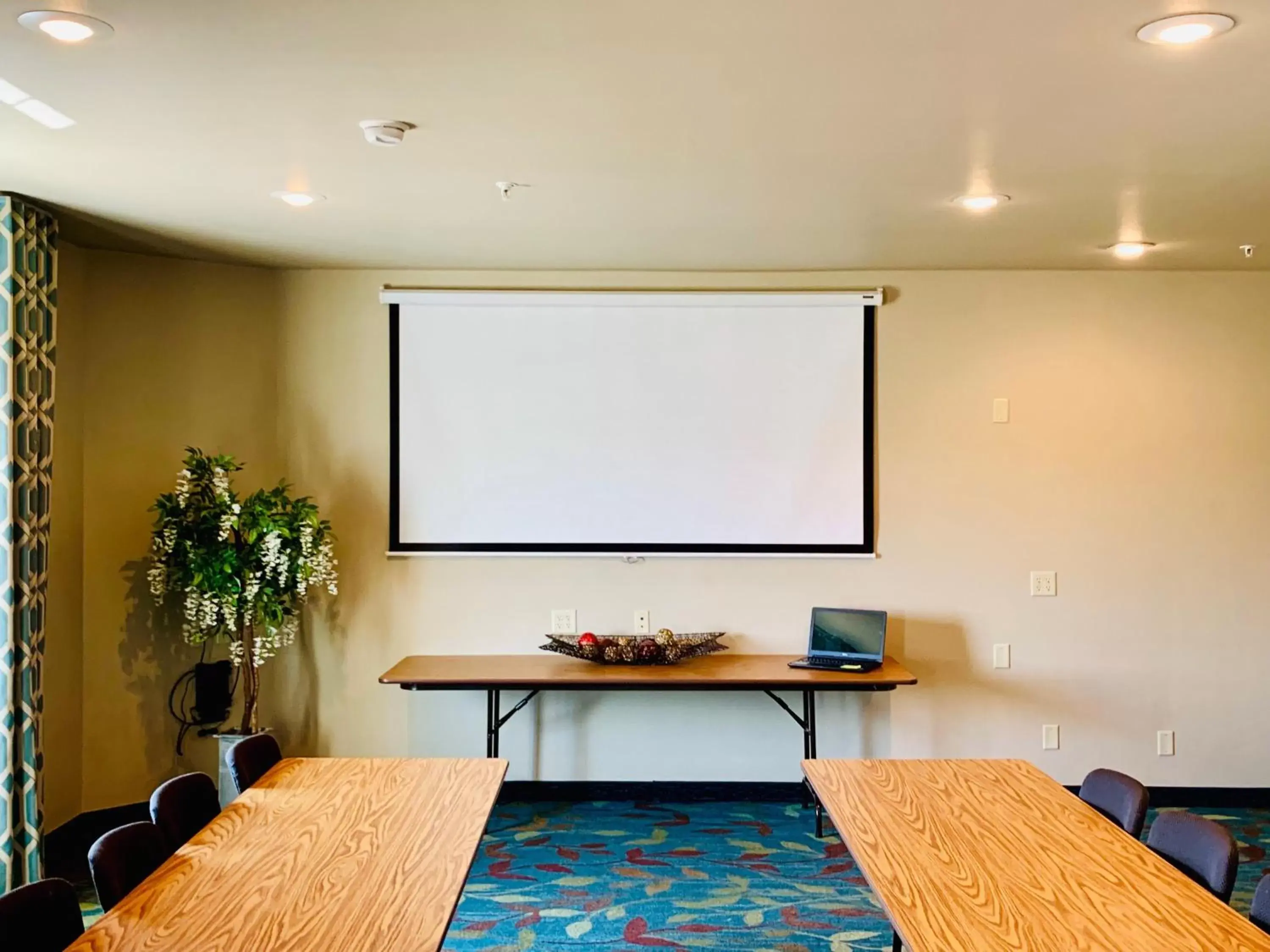 Meeting/conference room in Candlewood Suites Hot Springs, an IHG Hotel