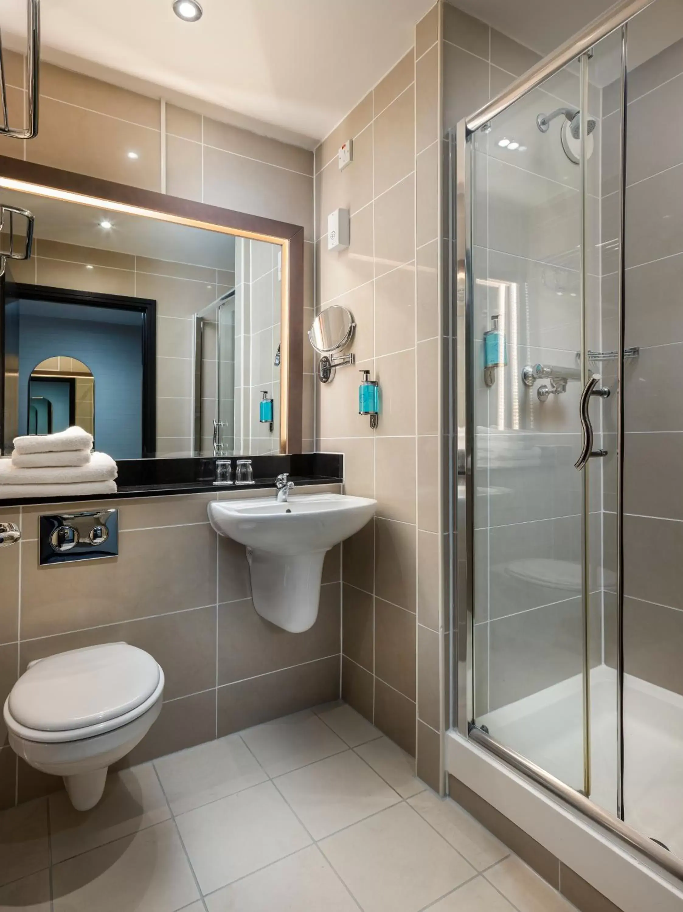 Shower, Bathroom in Academy Plaza Hotel