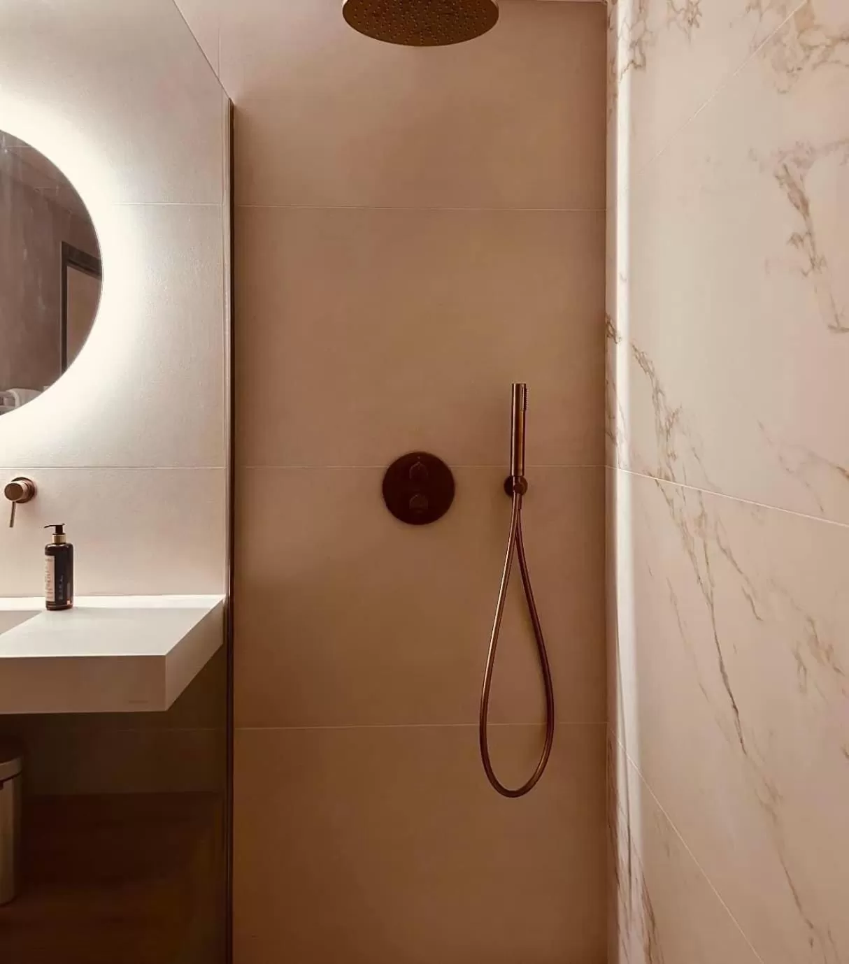 Shower in Hôtel Spa Restaurant La Madrague