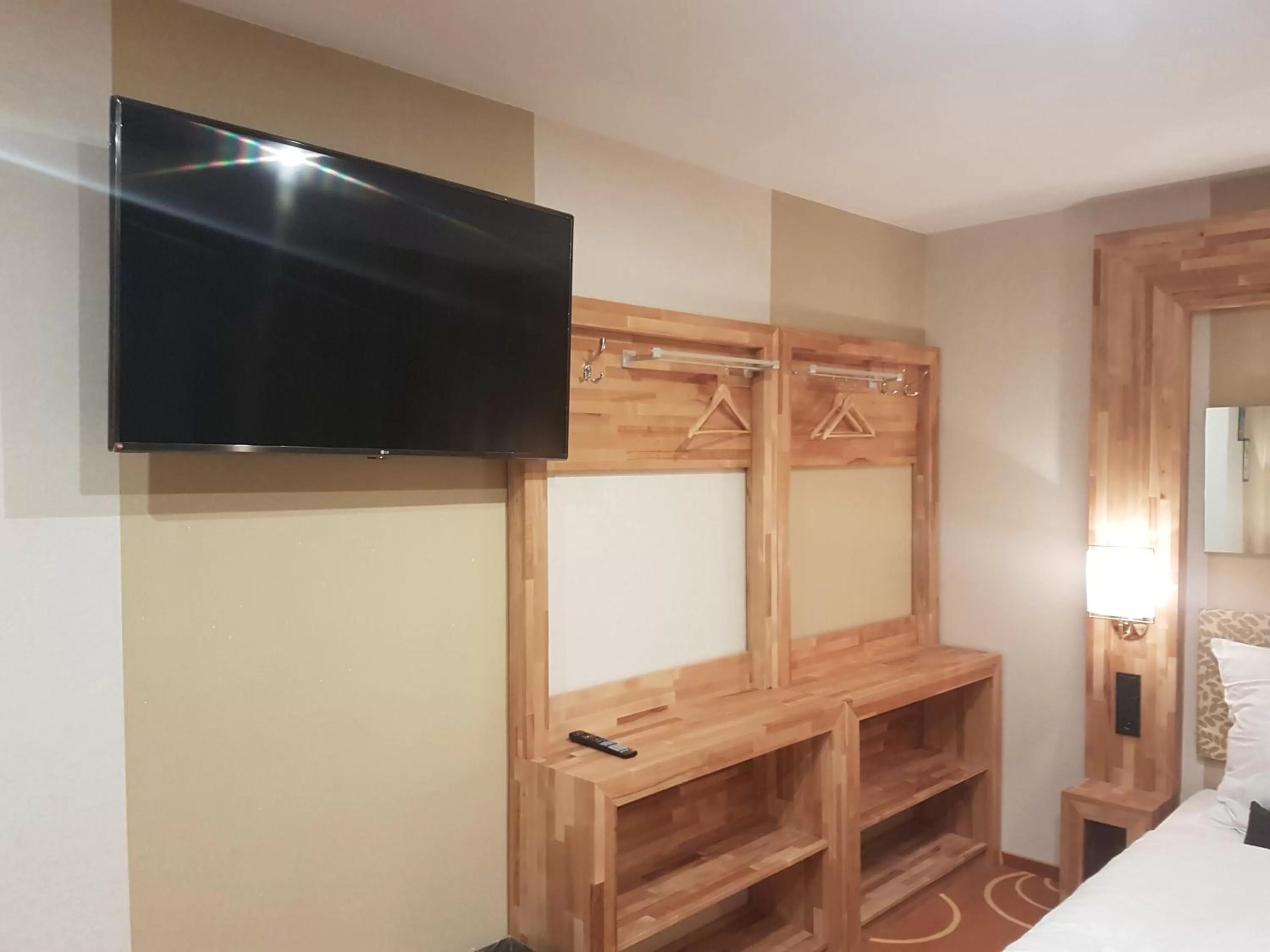 Decorative detail, Bed in Elbgalerie Hotel