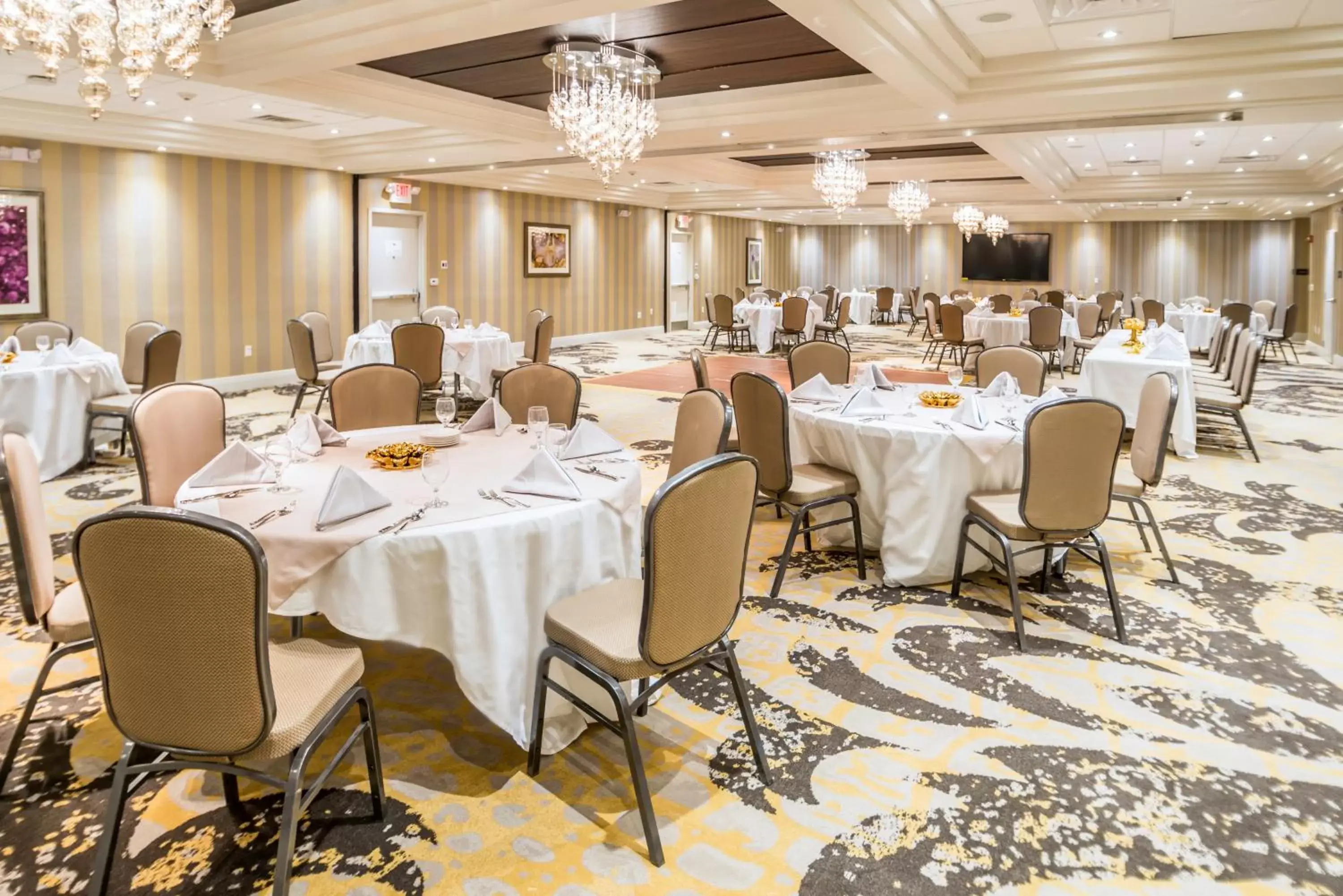 Banquet/Function facilities, Restaurant/Places to Eat in Crowne Plaza Saddle Brook, an IHG Hotel