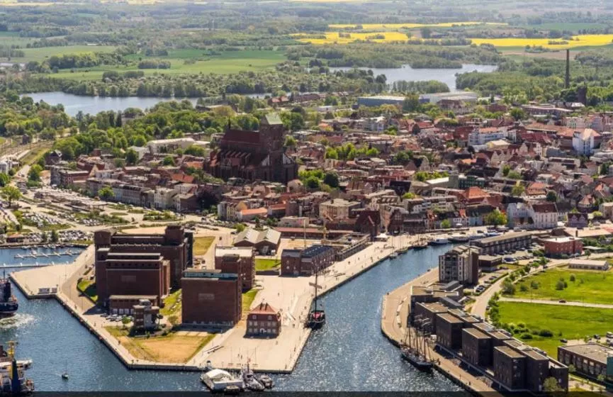 Property building, Bird's-eye View in Appartment Ferienwohnung mit großer Terrasse Ohlerich Speicher Wismar