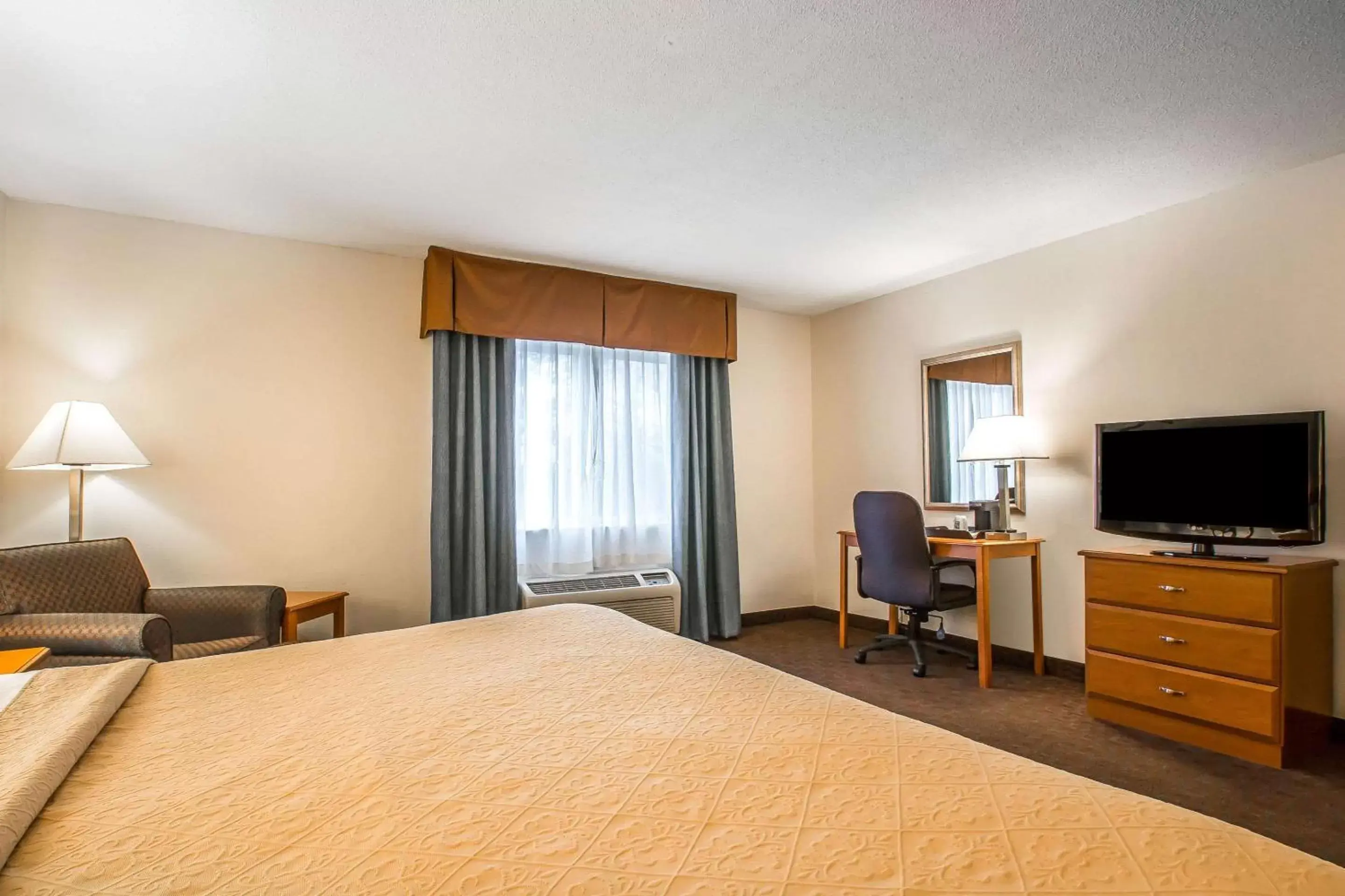 Photo of the whole room, Bed in Quality Inn Morris I-80