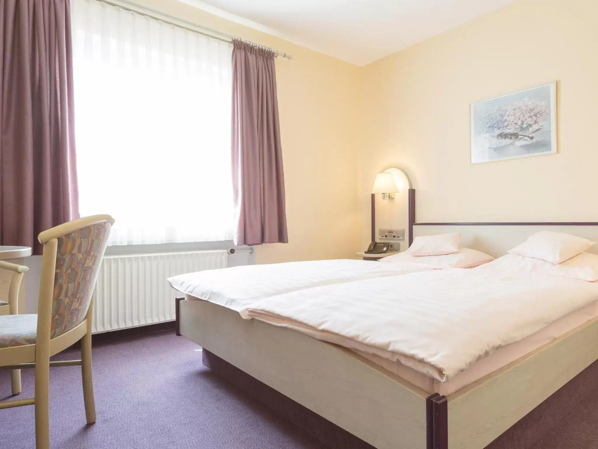 Photo of the whole room, Bed in Stadt-gut-Hotel Siegboot