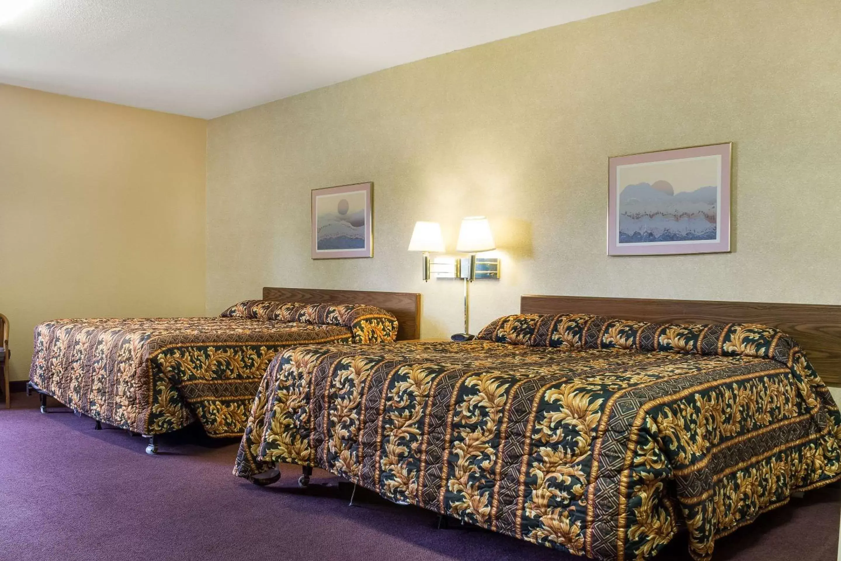 Photo of the whole room, Bed in Rodeway Inn Wahpeton