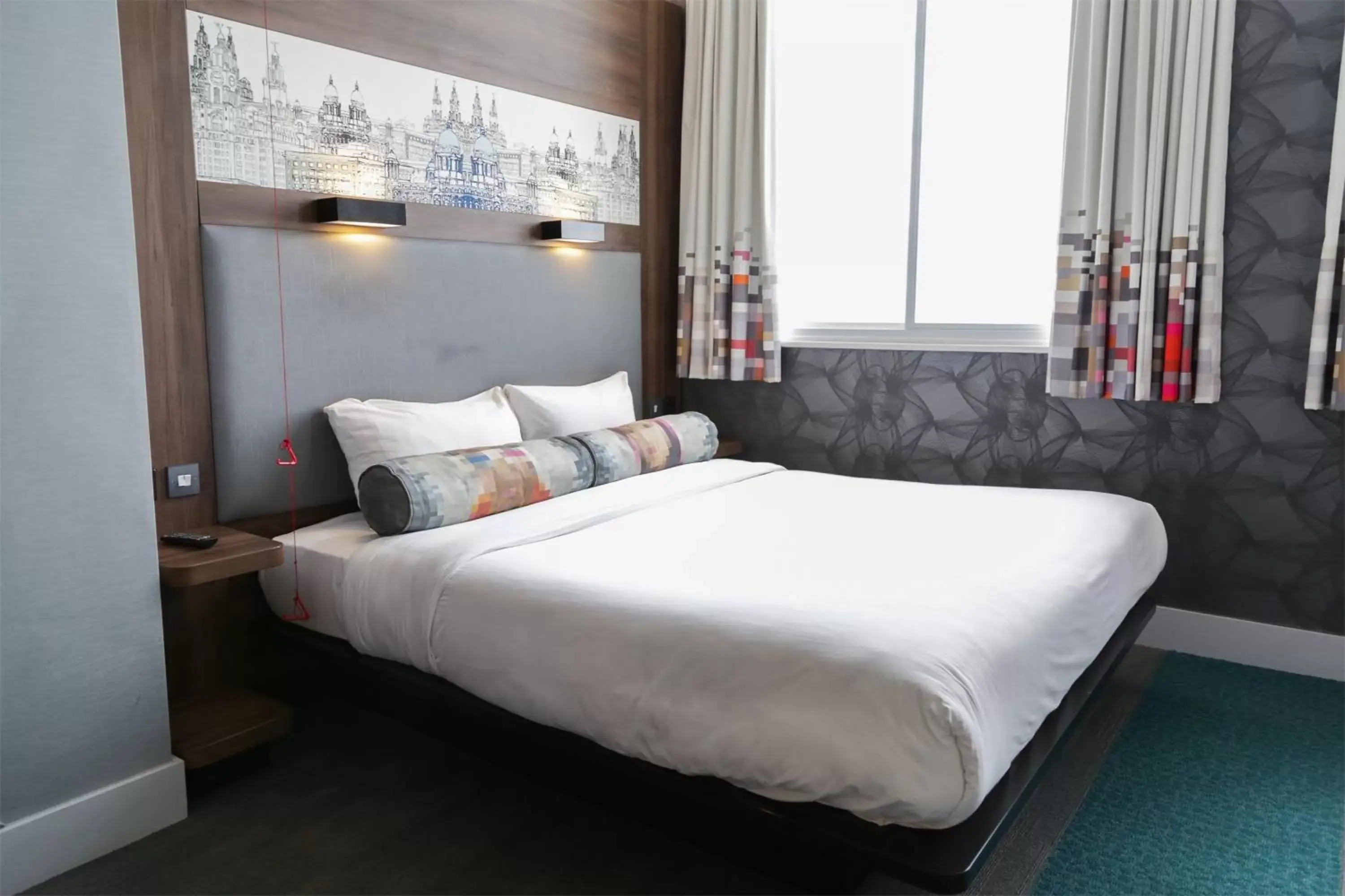Photo of the whole room, Bed in Aloft Liverpool
