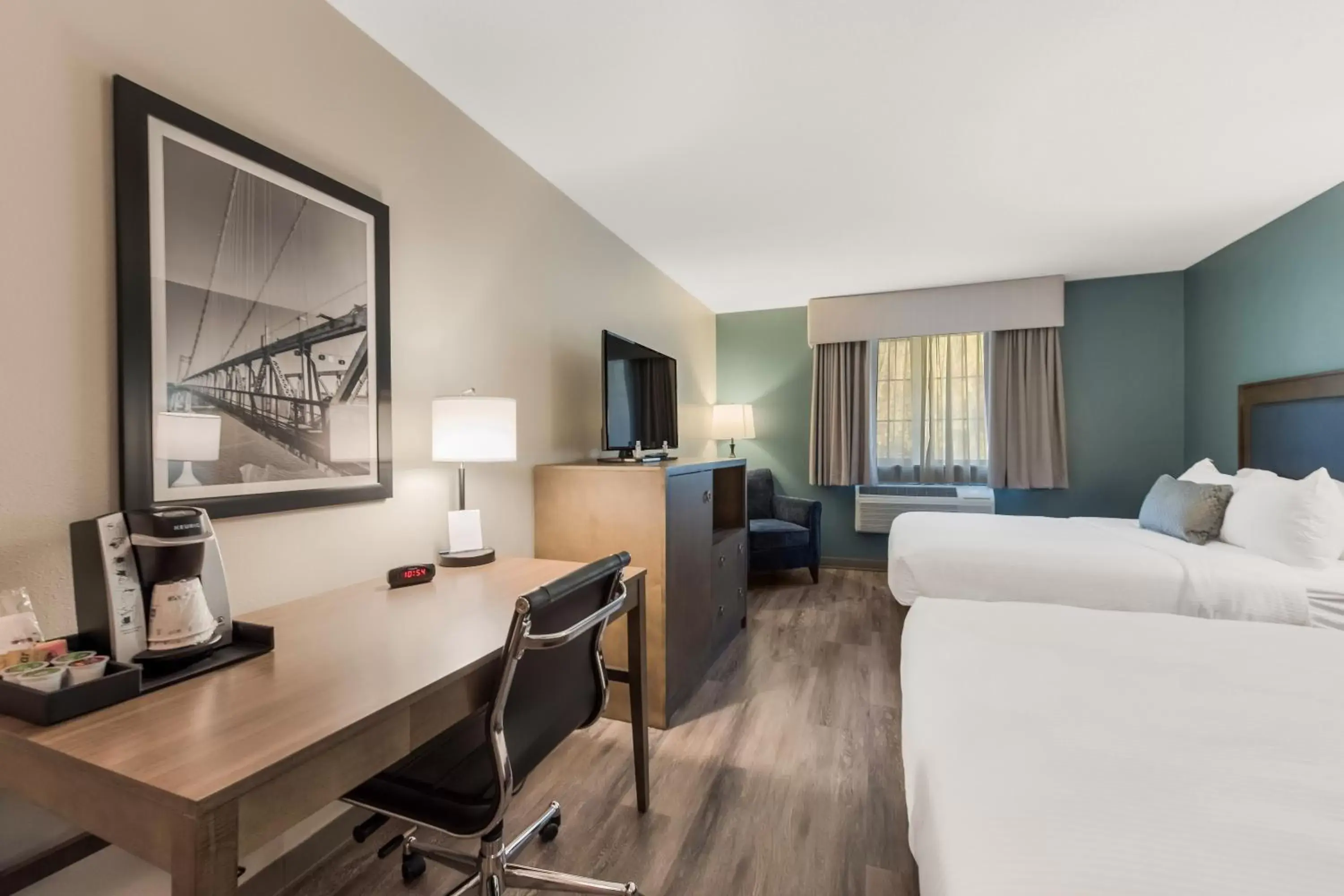 Bed, Seating Area in SureStay Plus Hotel by Best Western Highland Poughkeepsie