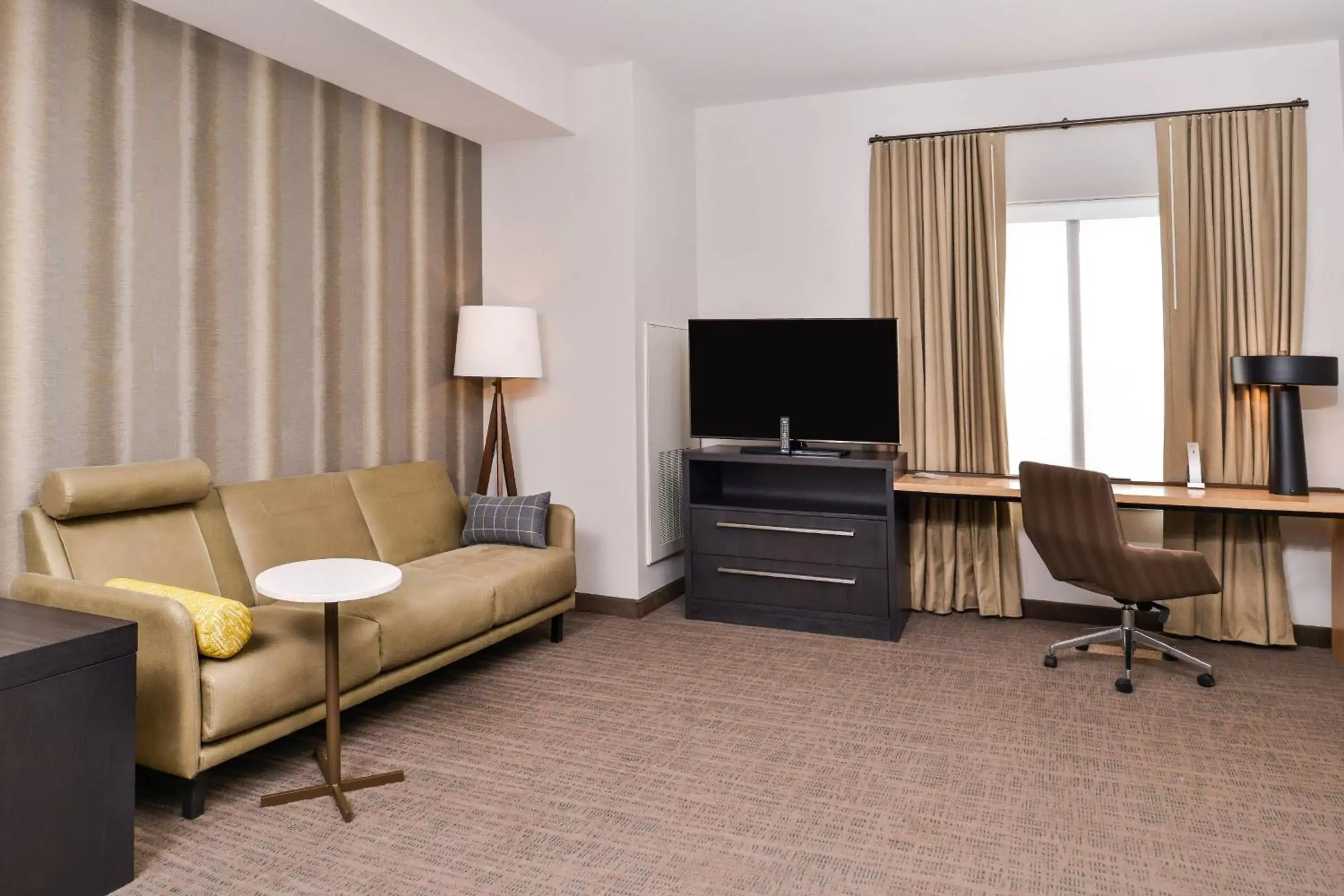 Living room, TV/Entertainment Center in Residence Inn by Marriott Charlotte Northlake