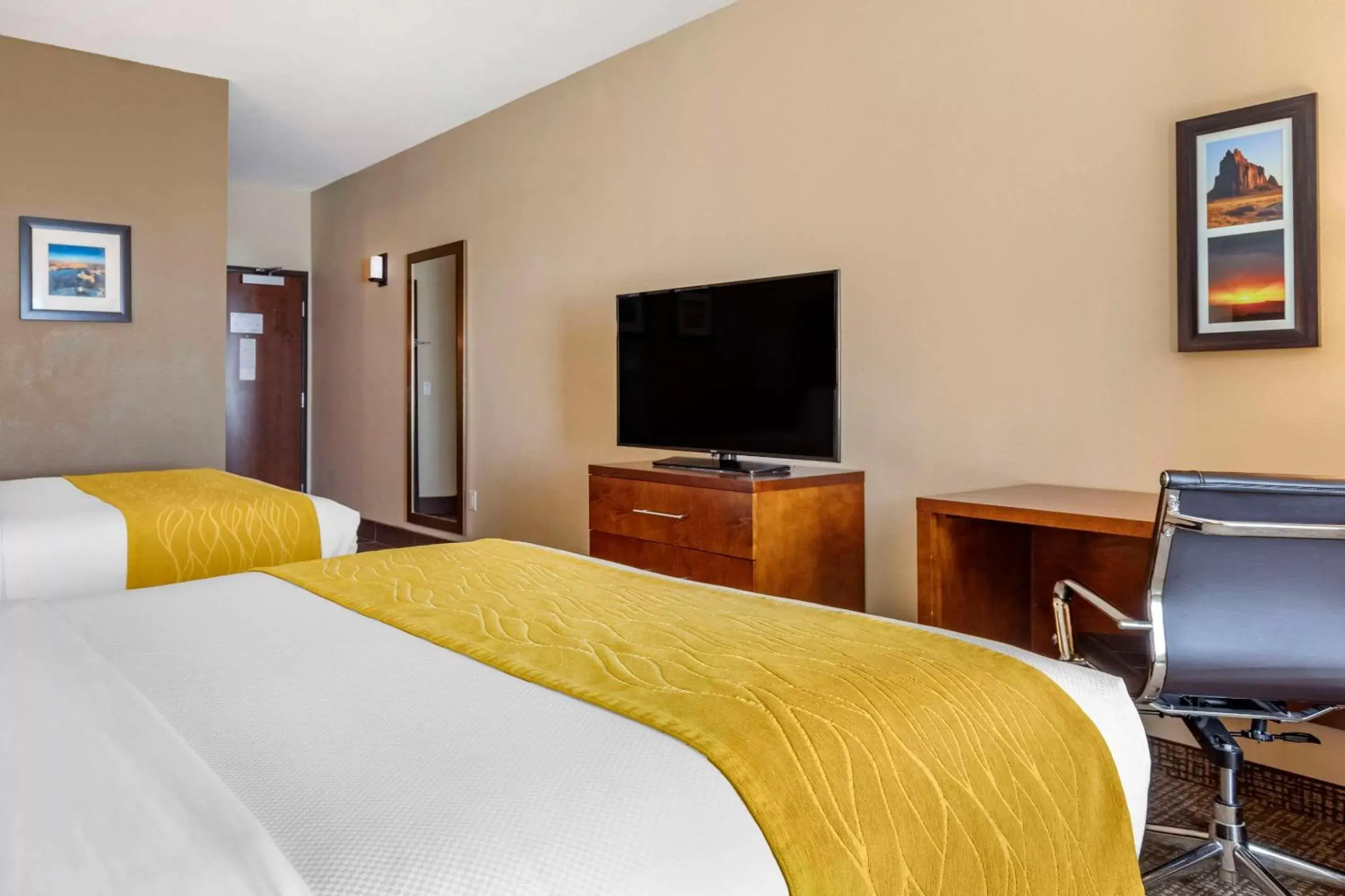 Bedroom, TV/Entertainment Center in Comfort Inn & Suites