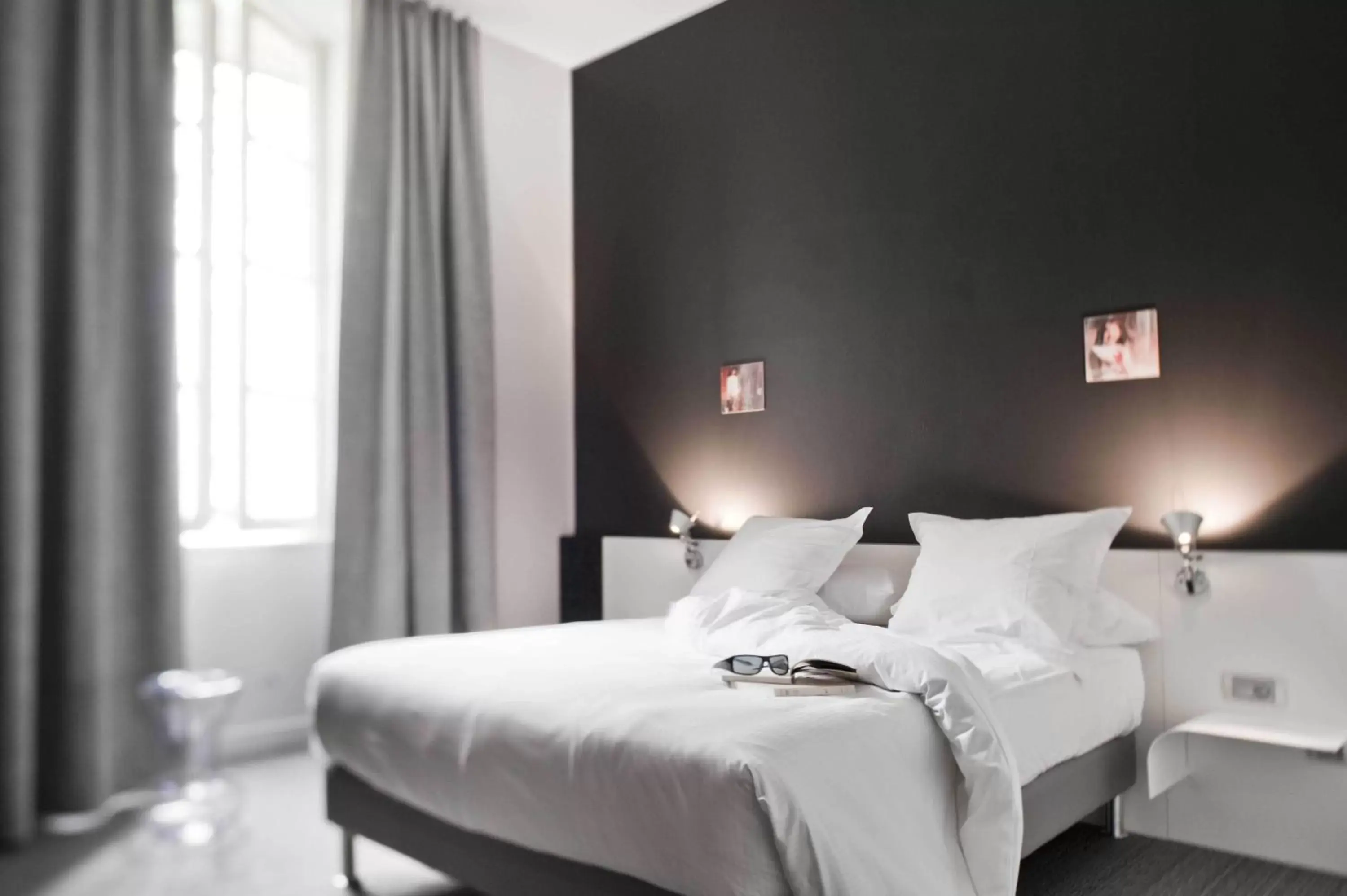 Bed in Hôtel La Monnaie Art & Spa