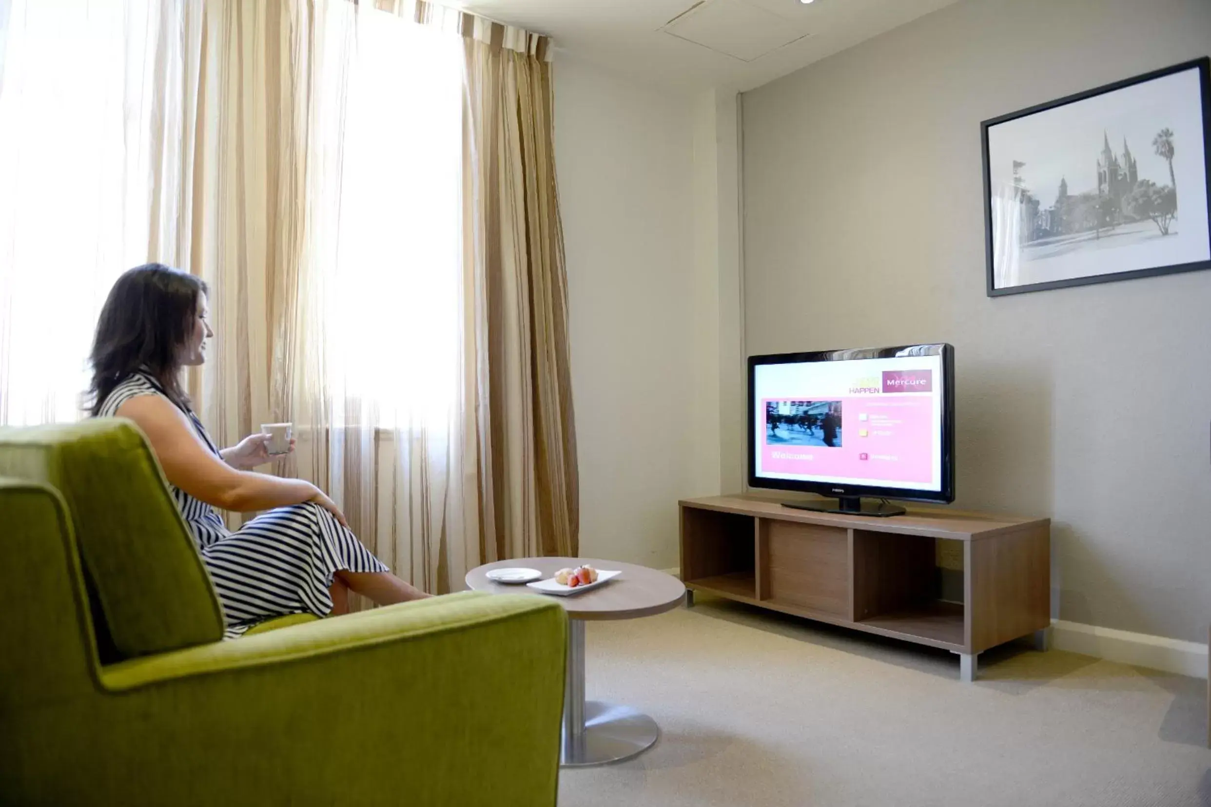 Living room, TV/Entertainment Center in Grosvenor Hotel Adelaide